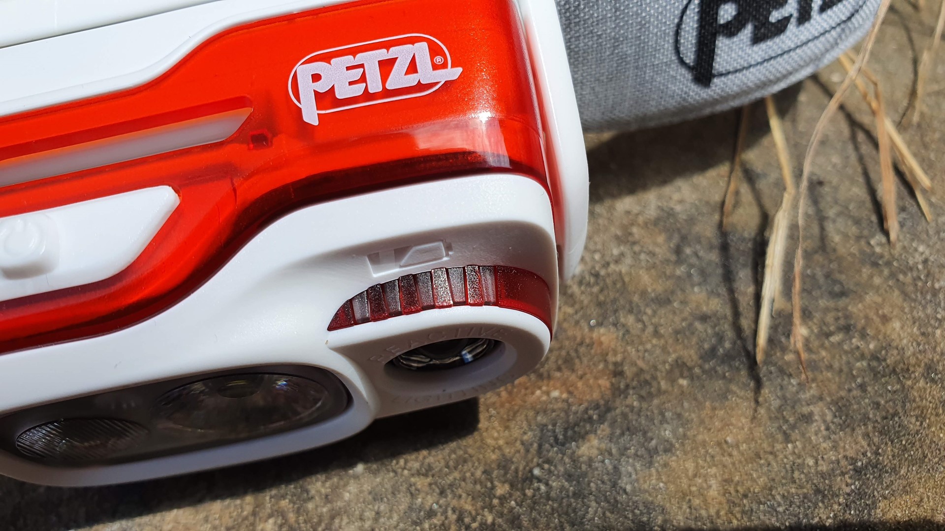 Налобный фонарь Petzl Swift RL крупным планом