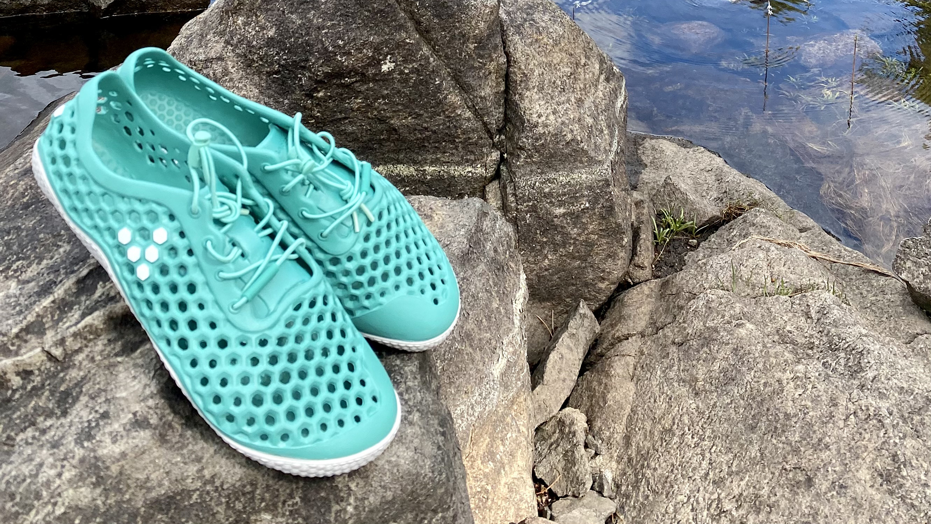 Водные туфли Vivobarefoot Ultra Bloom III на скале