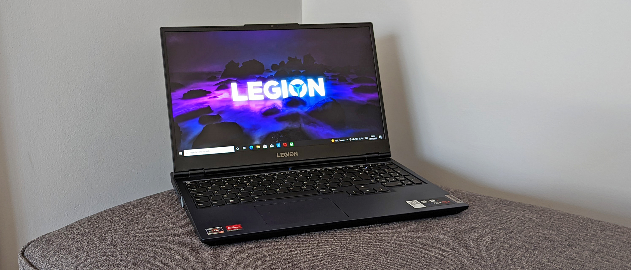 Lenovo Legion 5 Advantage Edition на желтом фоне T3