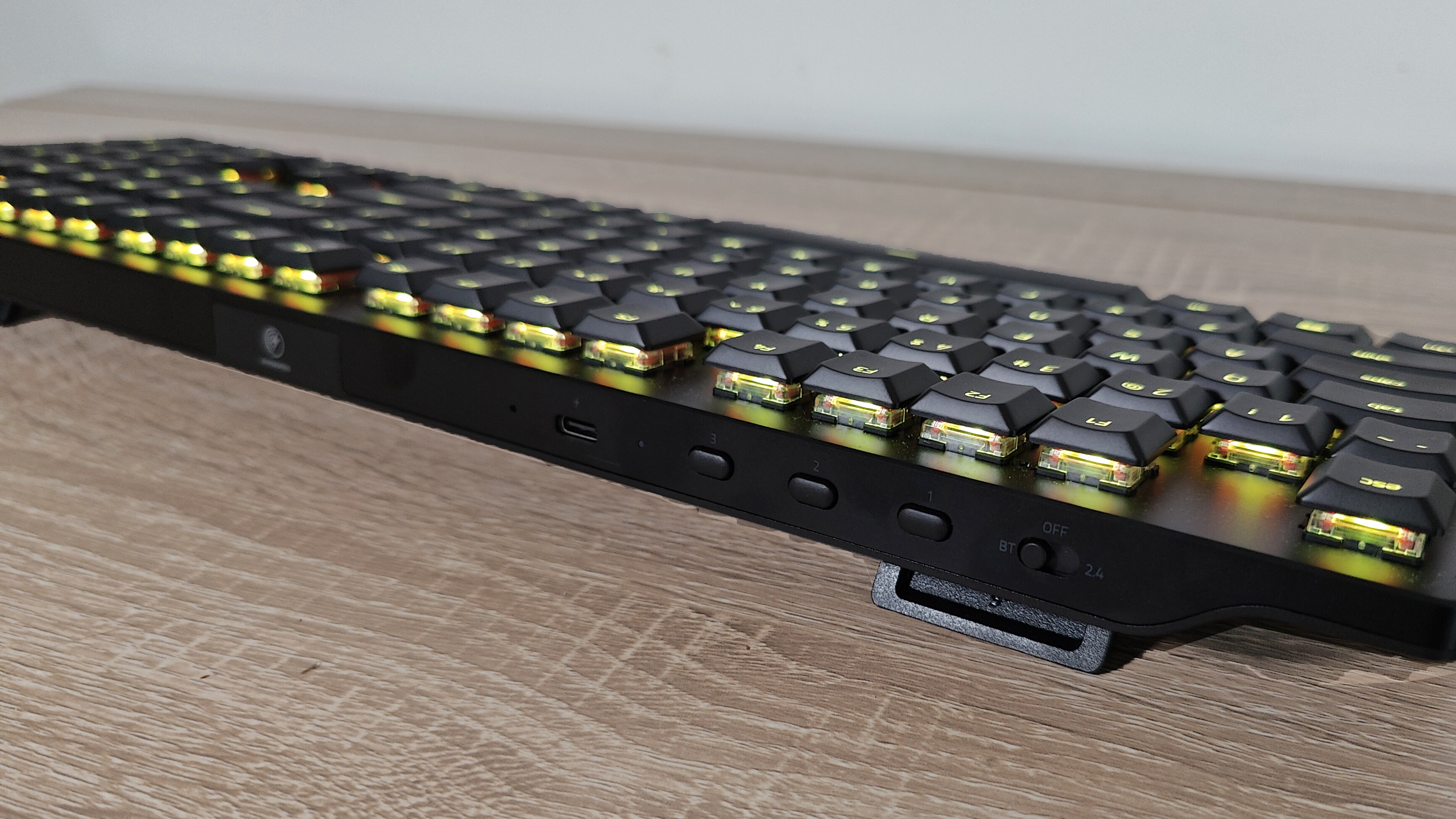 Обзор Razer Deathstalker V2 Pro: клавиатура сзади с желтой подсветкой