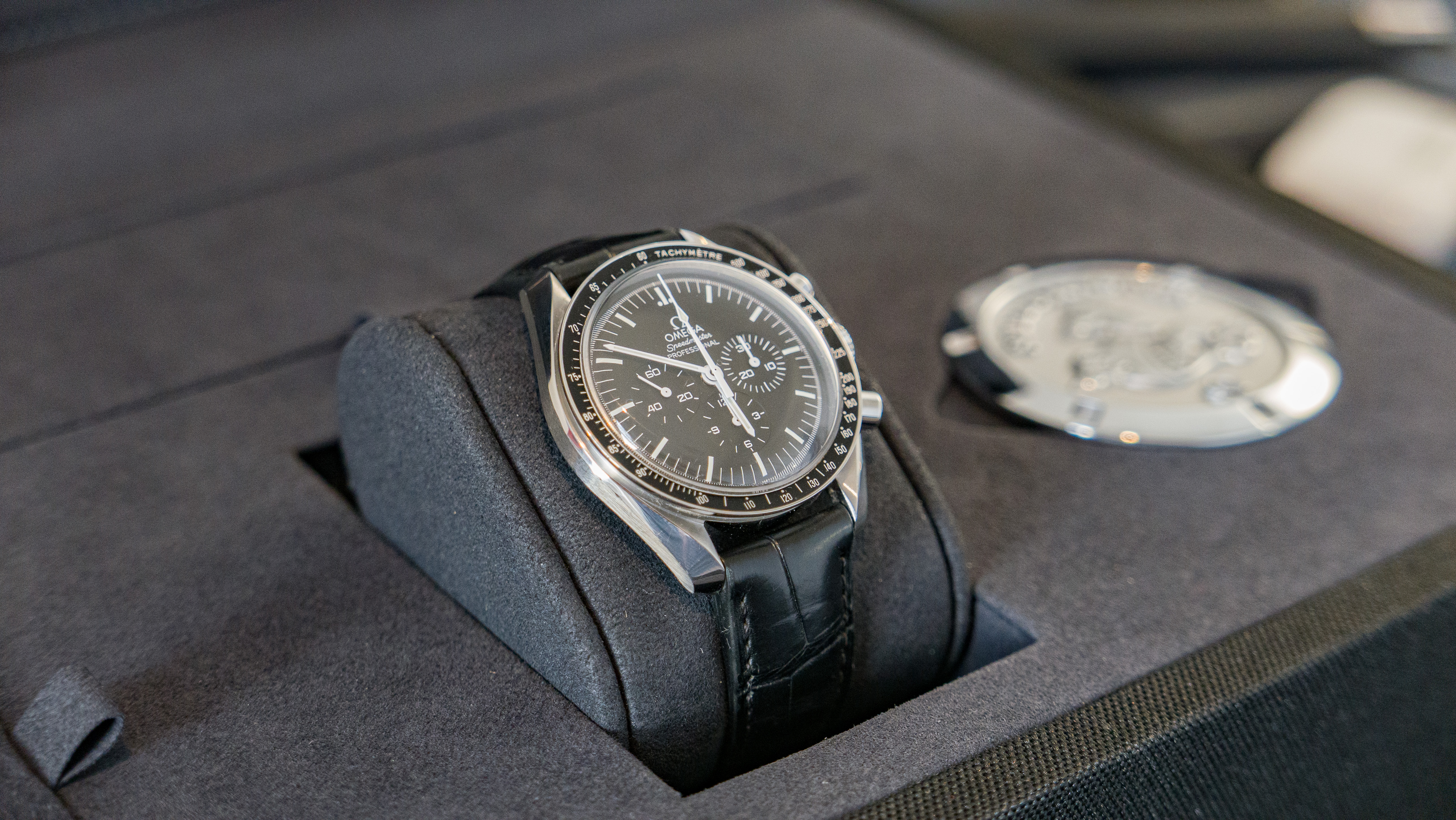 Лунные часы Omega Speedmaster