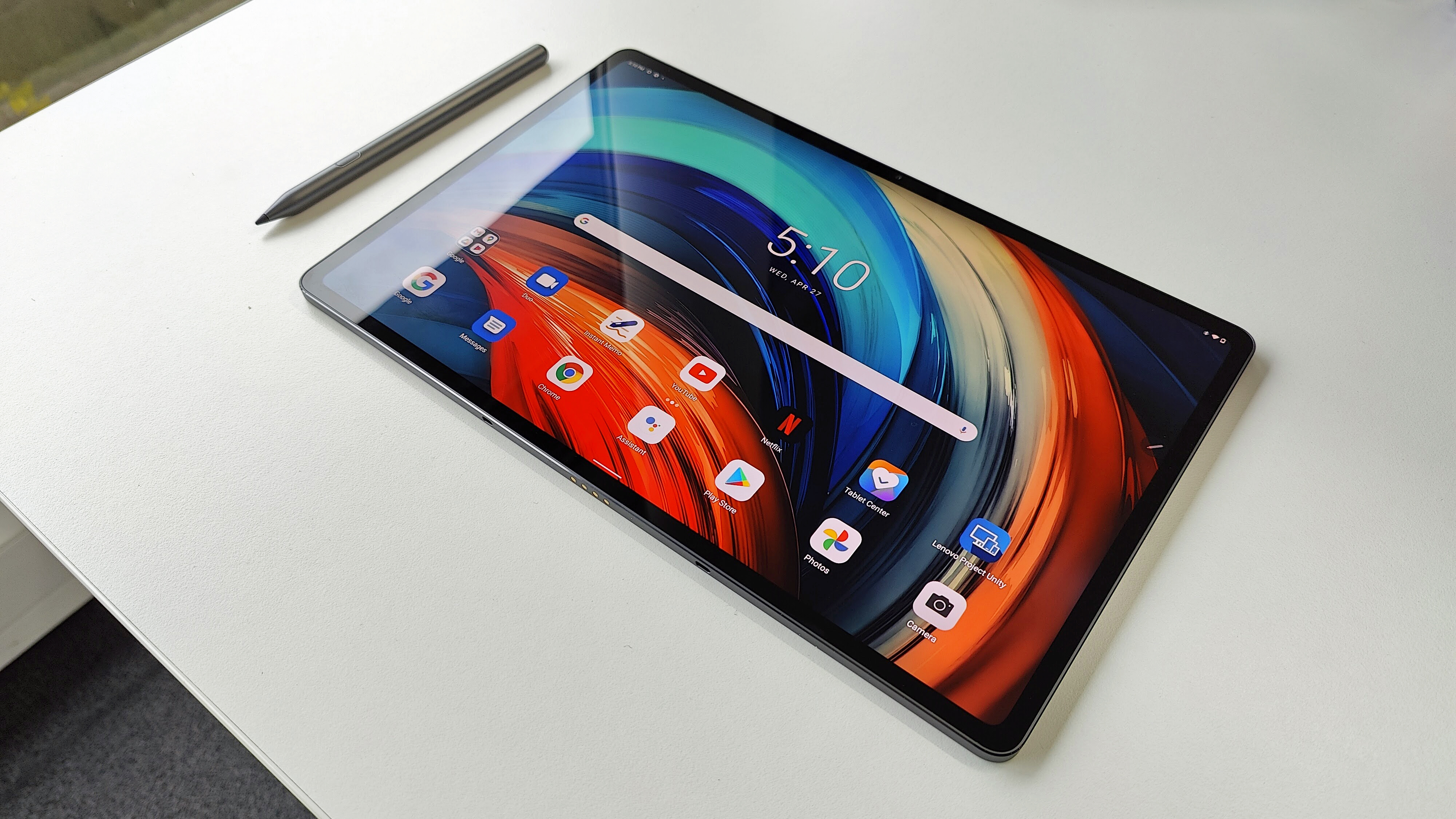 Обзор Lenovo Tab P12 Pro: женщина использует планшет в качестве второго экрана для работы