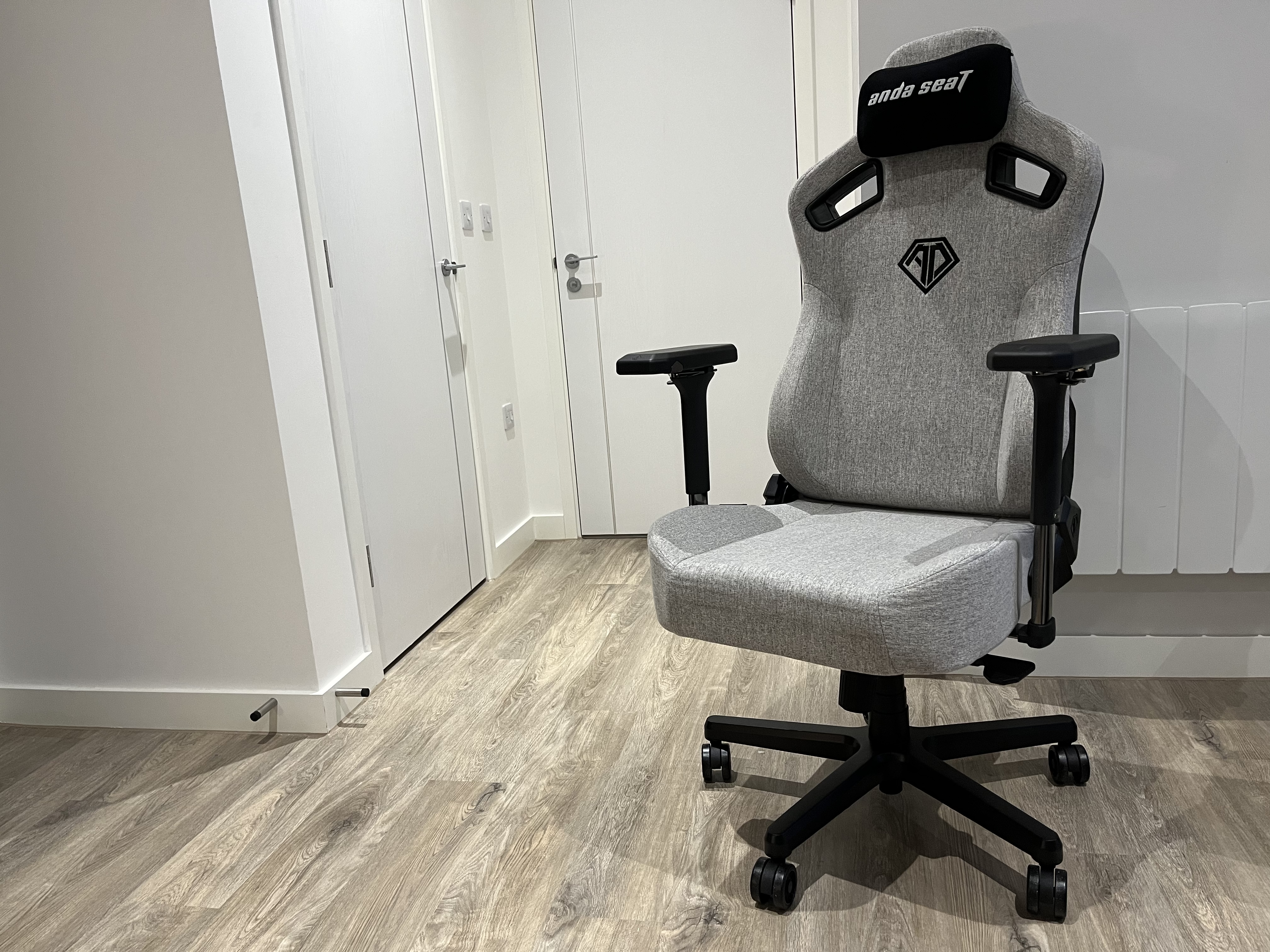 Игровое кресло AndaSeat Kaiser 3 цвета Ash Grey, полностью собранное на специальном испытательном стенде T3 для игровых кресел.