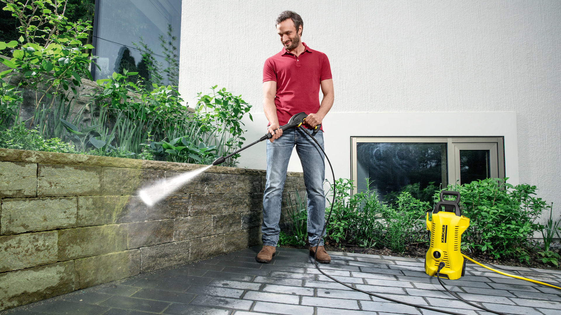 Karcher K2 Power Control мужчина убирает патио