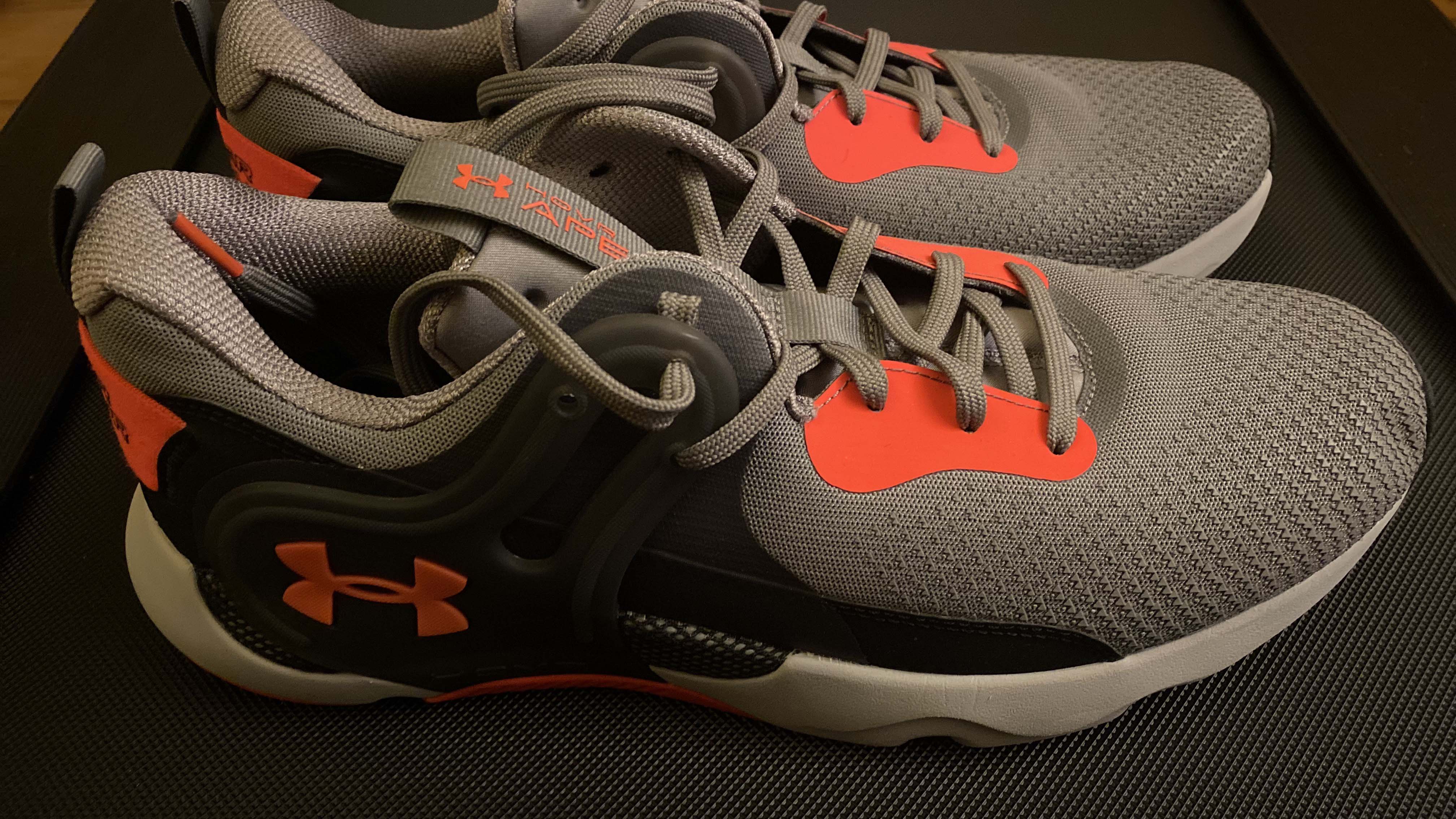 Кроссовки Under Armour Hovr Apex 3 на полу