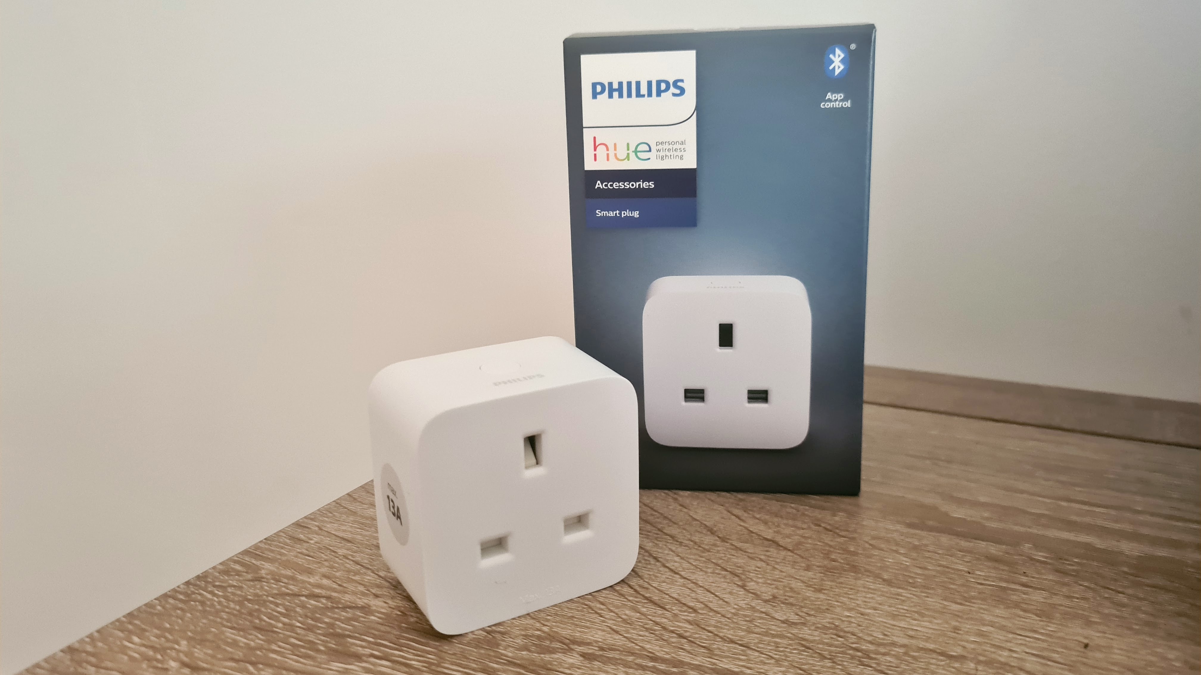 Обзор умной розетки Philips Hue