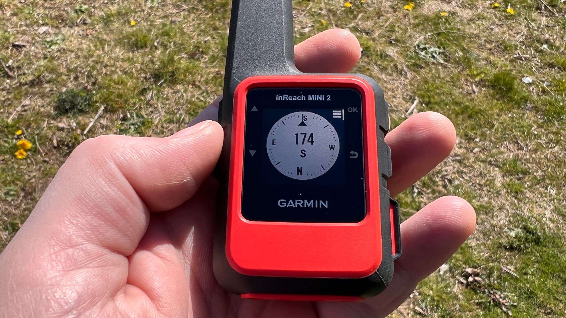 GPS-навигатор Garmin inReach Mini 2 для походов в чьей-то руке