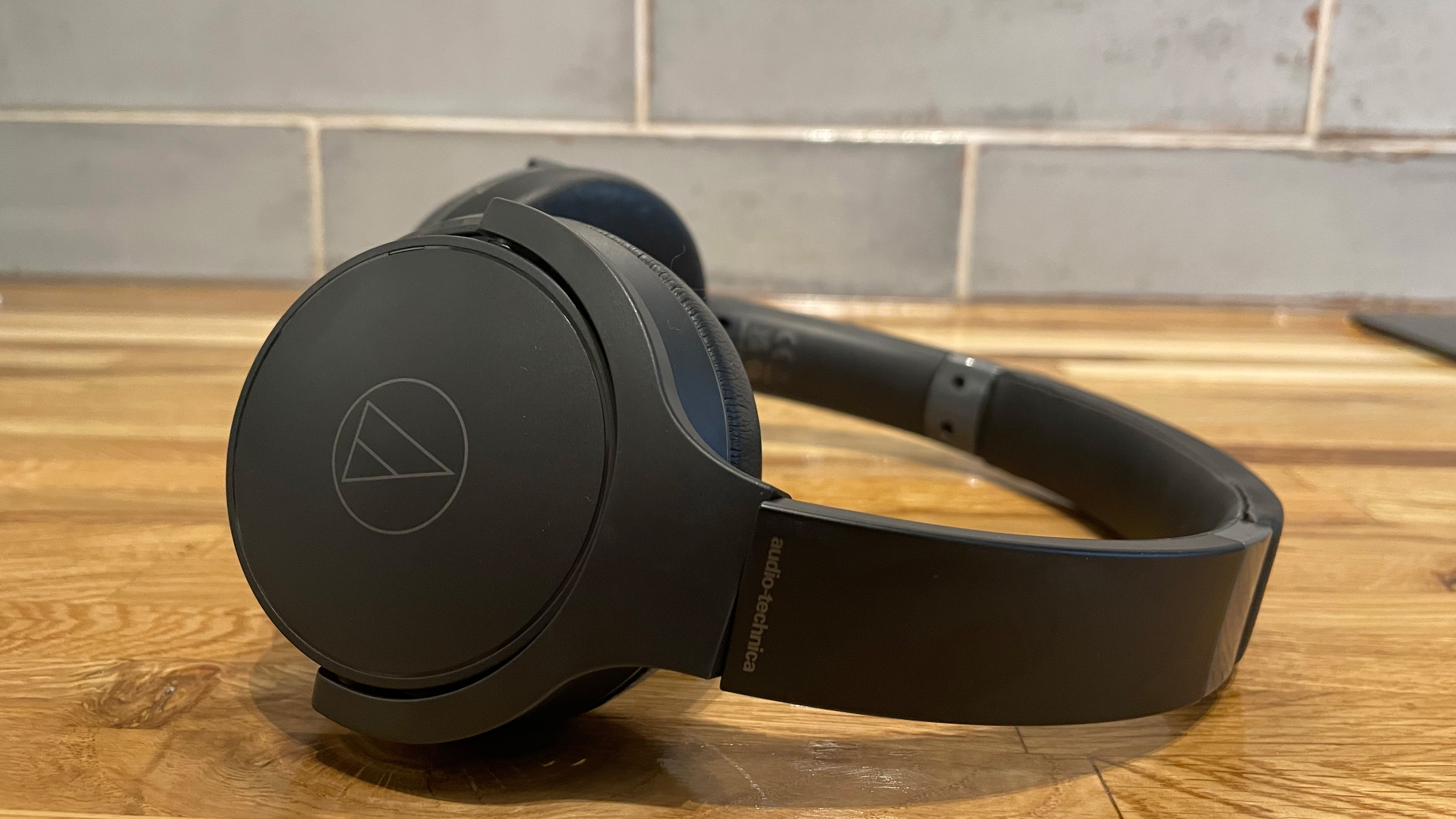 Audio-Technica ATH-S220BT на деревянной поверхности