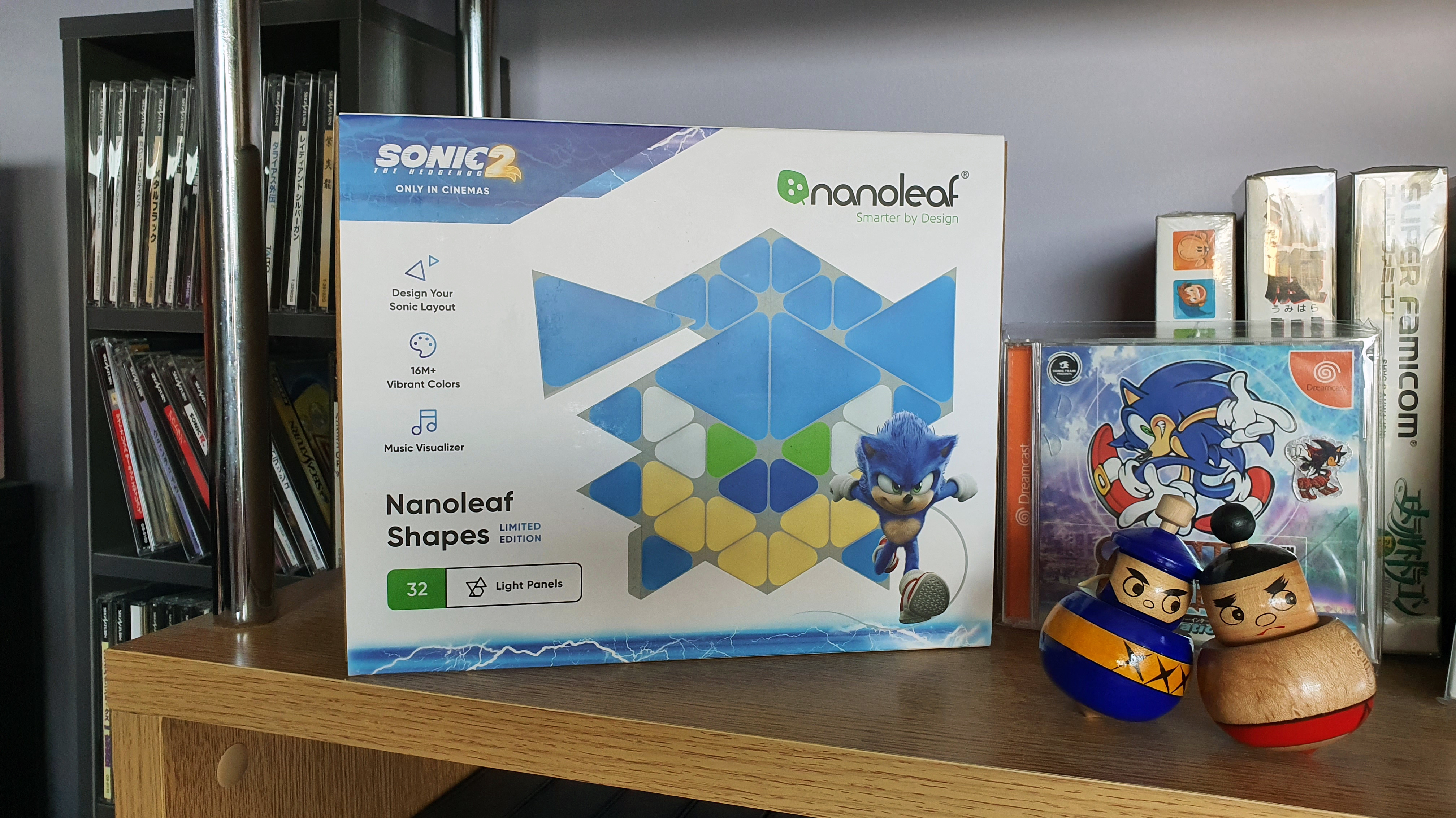 Коробка с обзором стартового набора Nanoleaf Sonic Limited Edition на полке