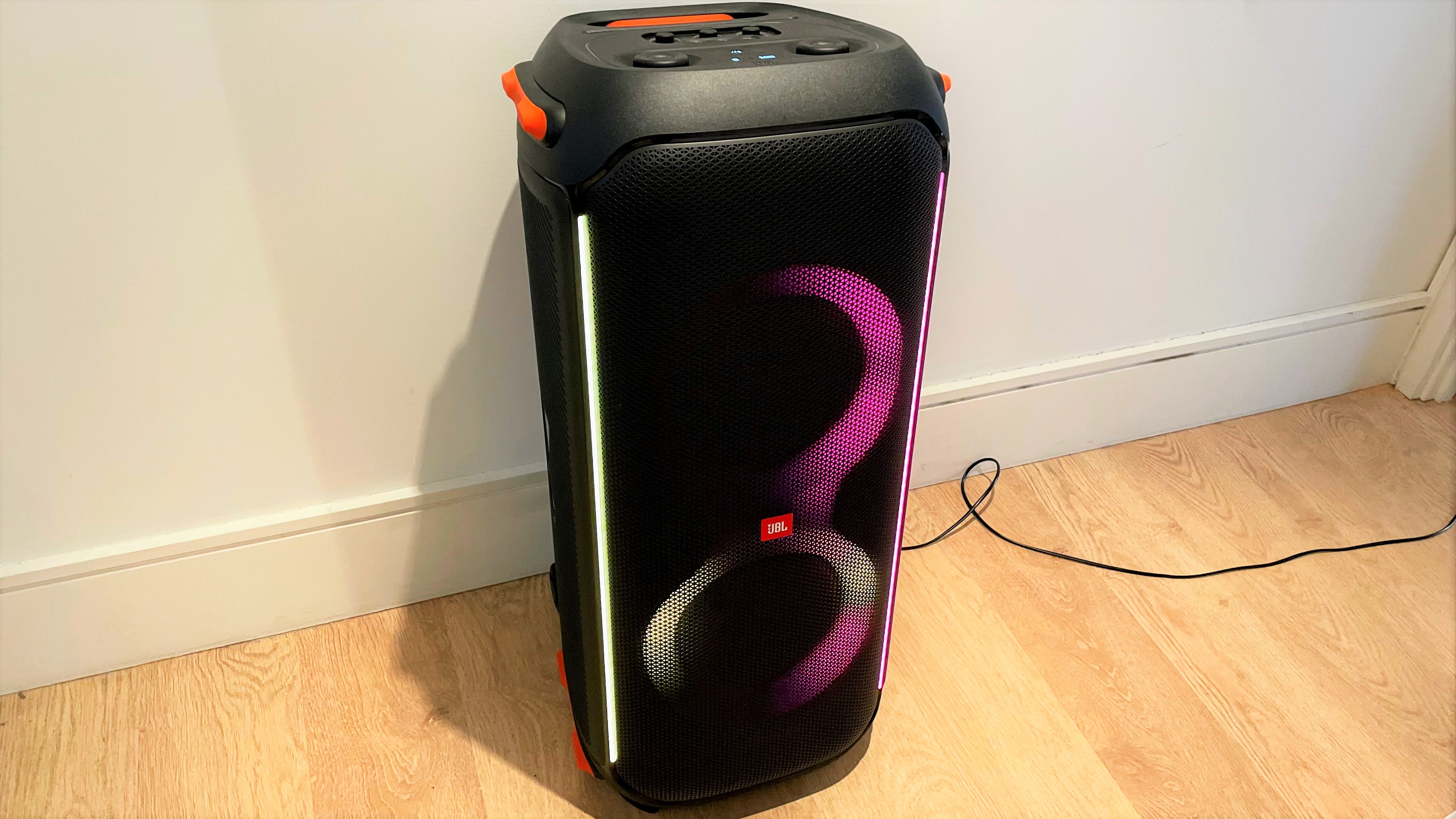 Обзор JBL Partybox 710: колонка с подсветкой на деревянном полу