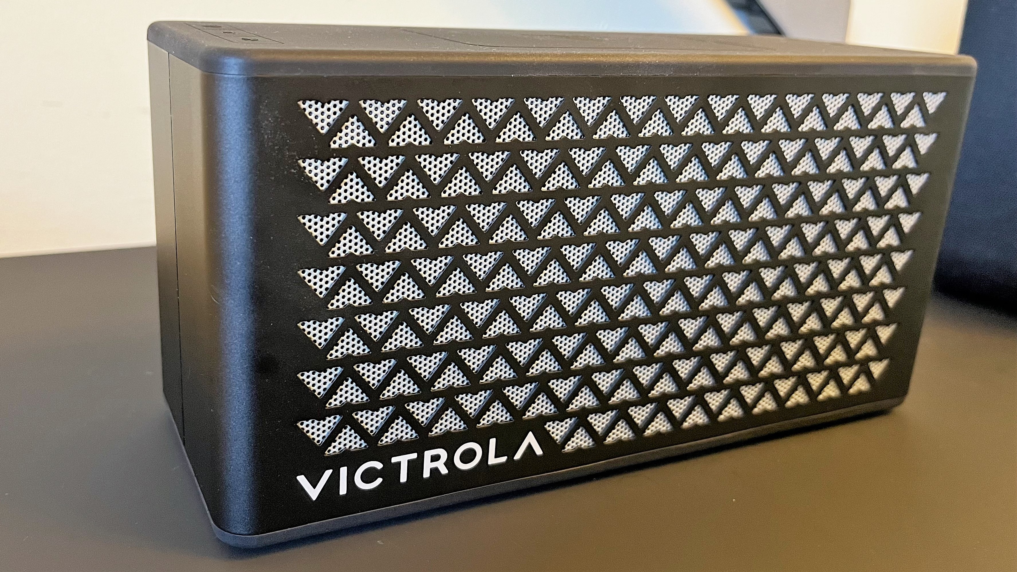 Обзор портативной Bluetooth-колонки Victrola Music Edition 2: колонка на столе