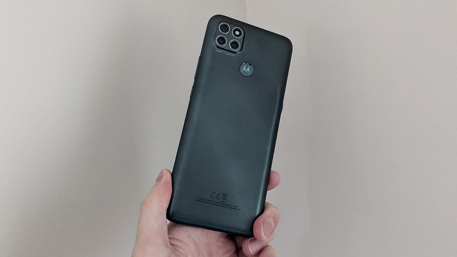 Обзор Moto G9 Power: в руке, вид сзади