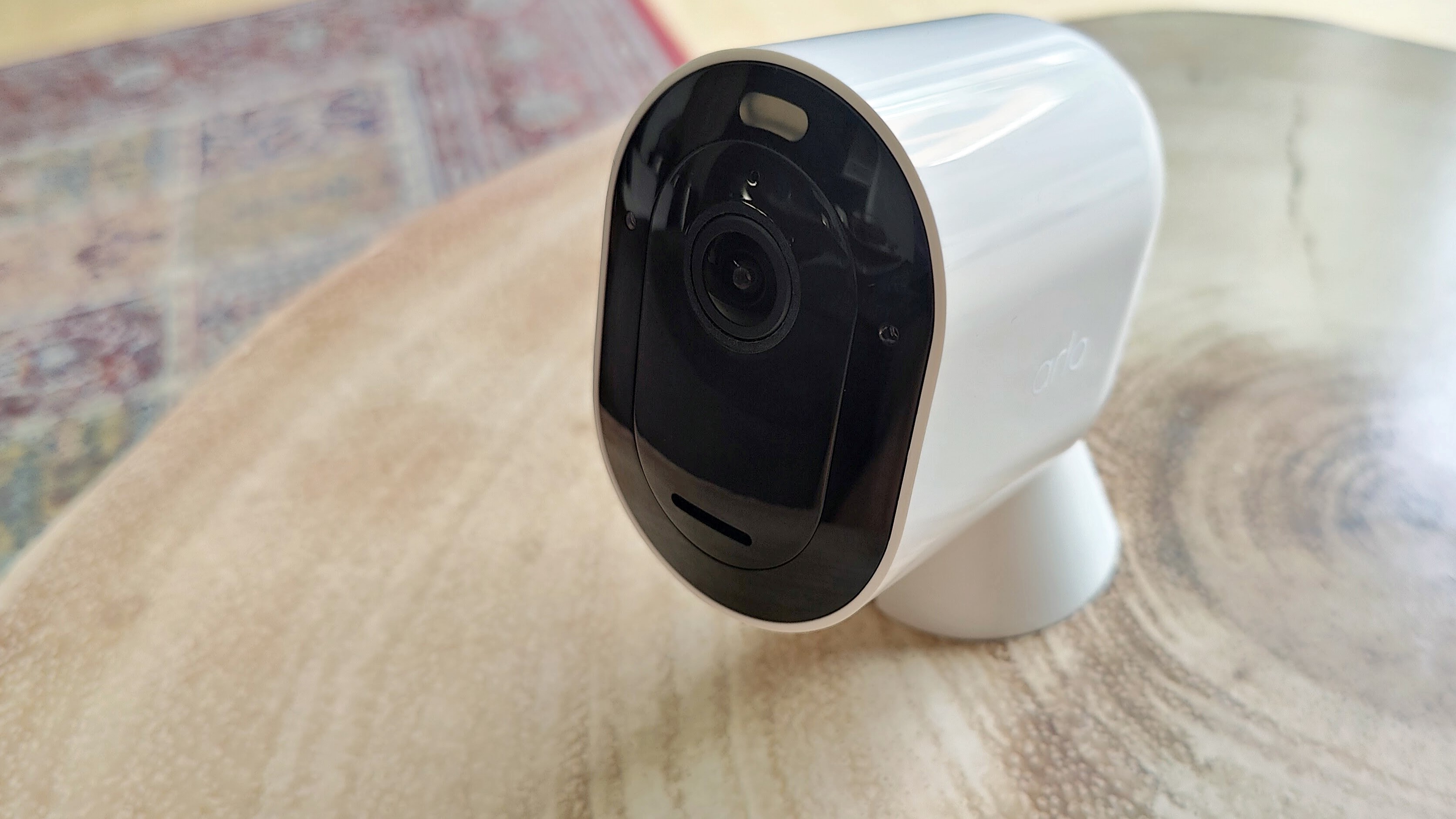 Обзор Arlo 4 Pro: камера видеонаблюдения на деревянном столе