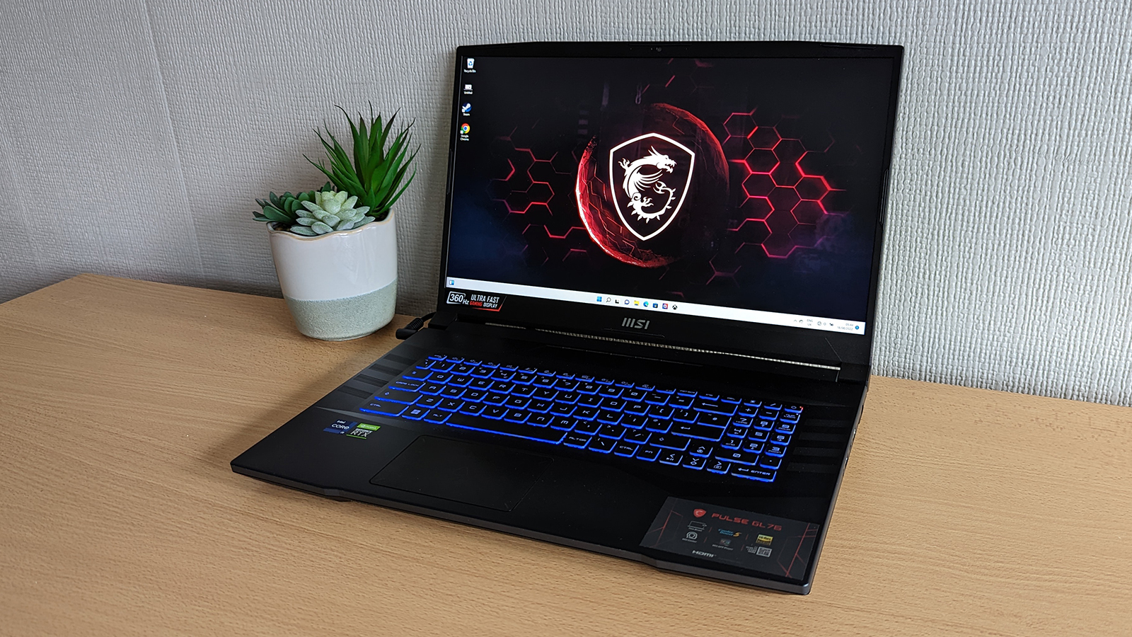 Обзор игрового ноутбука MSI Pulse GL76 на синем фоне T3