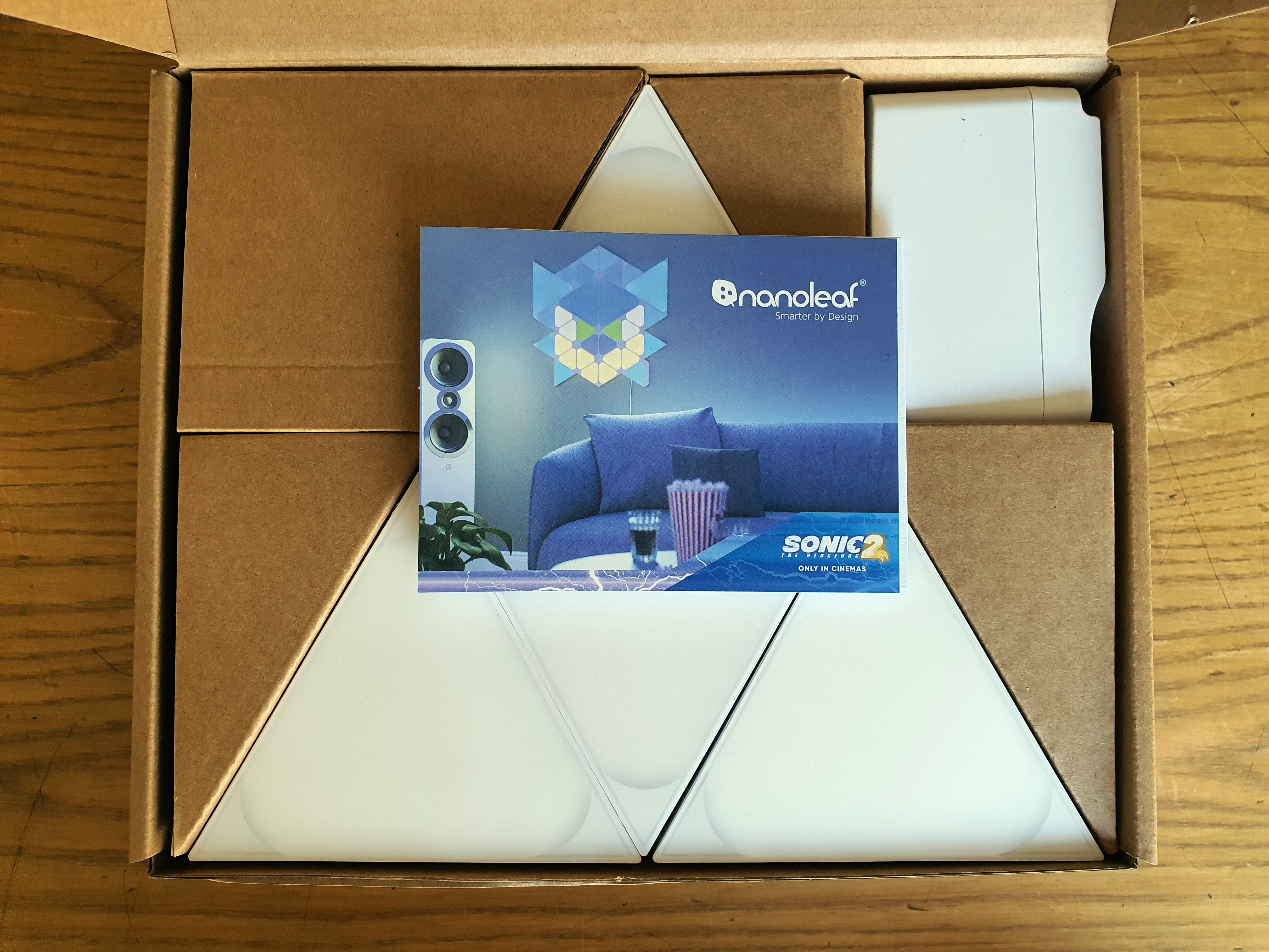 Набор для обзора Nanoleaf Sonic Limited Edition Starter Kit открыт на столе