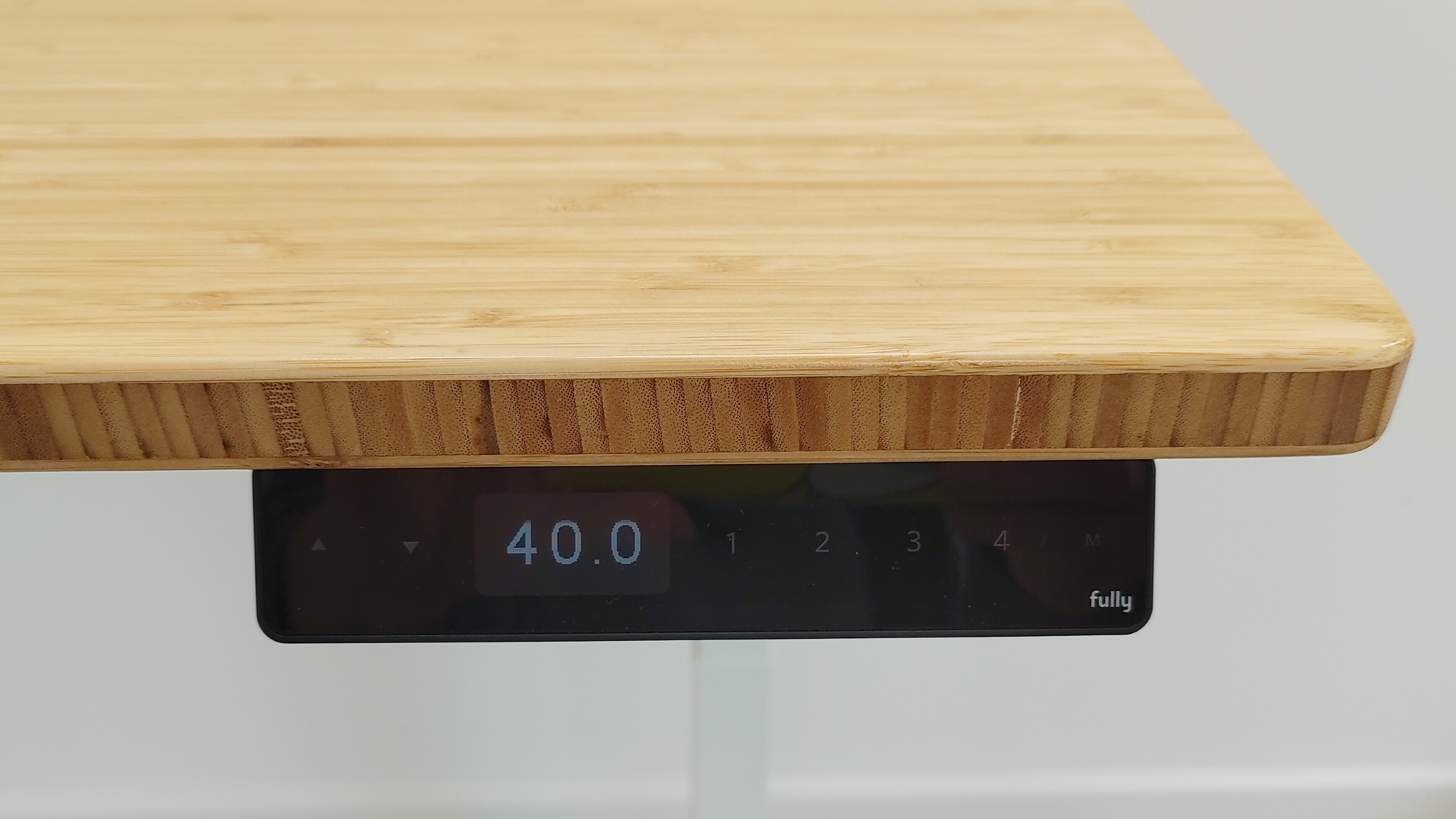 Крупным планом на консоли на Jarvis Bamboo Standing Desk