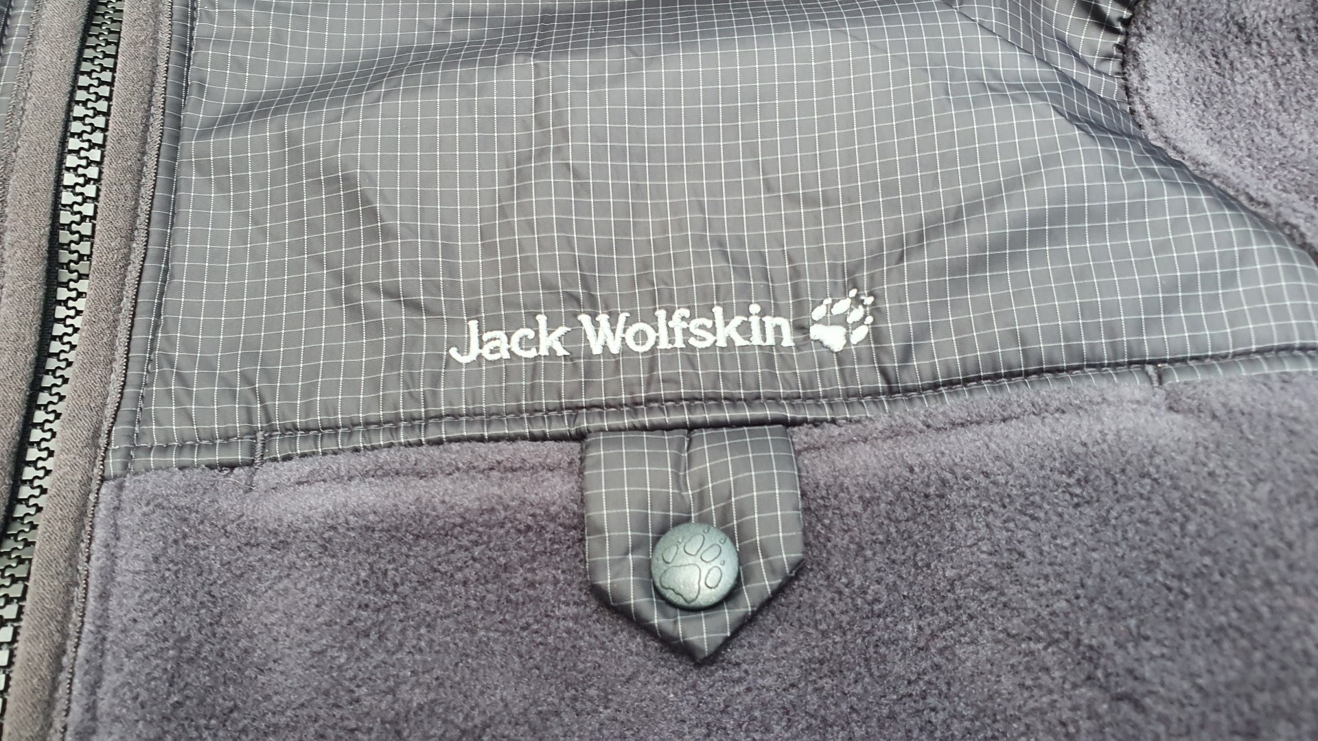 Крупный план флисовой куртки Jack Wolfskin DNA Grizzly