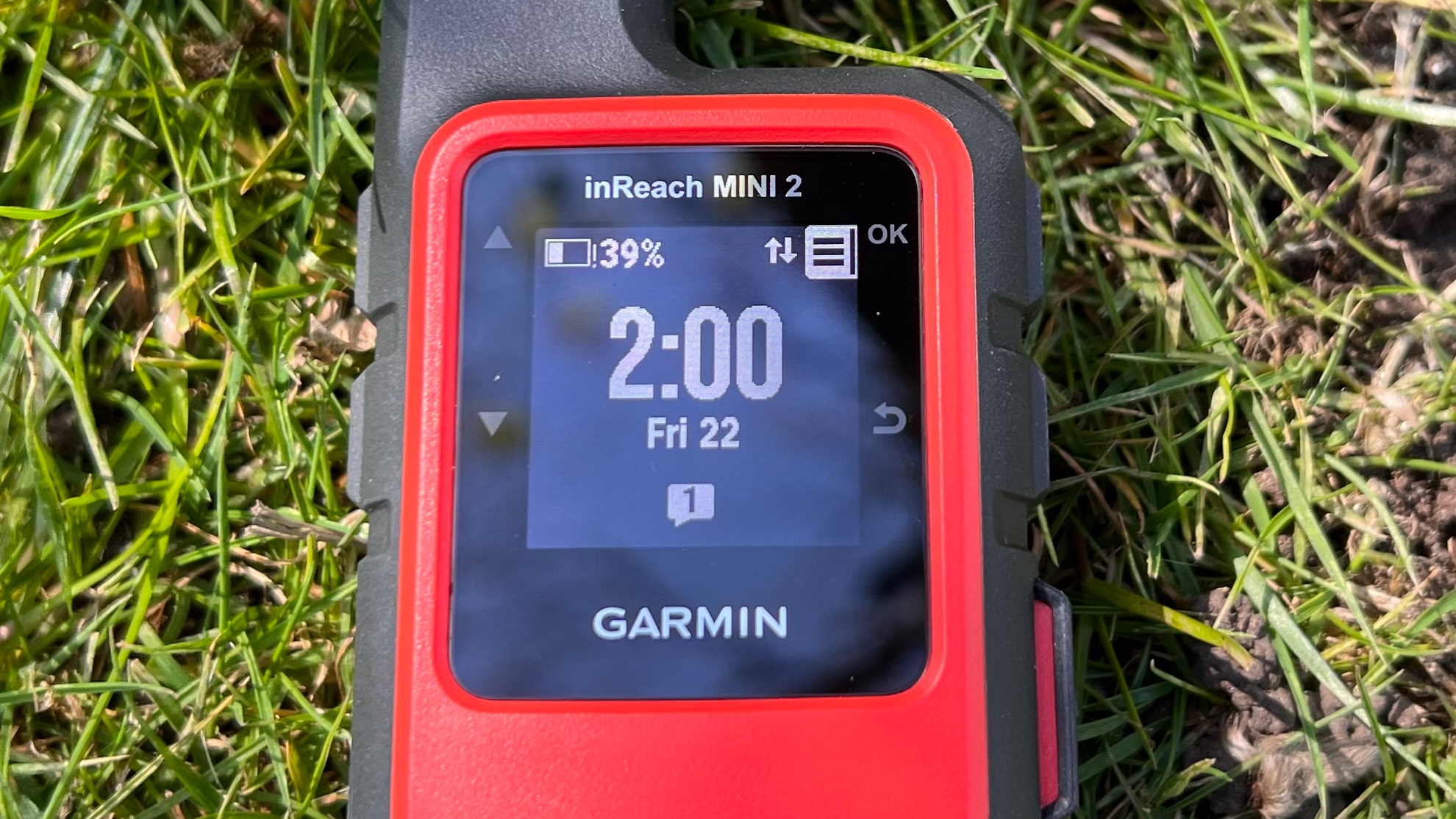 GPS-навигатор Garmin inReach Mini 2 для походов в чьей-то руке