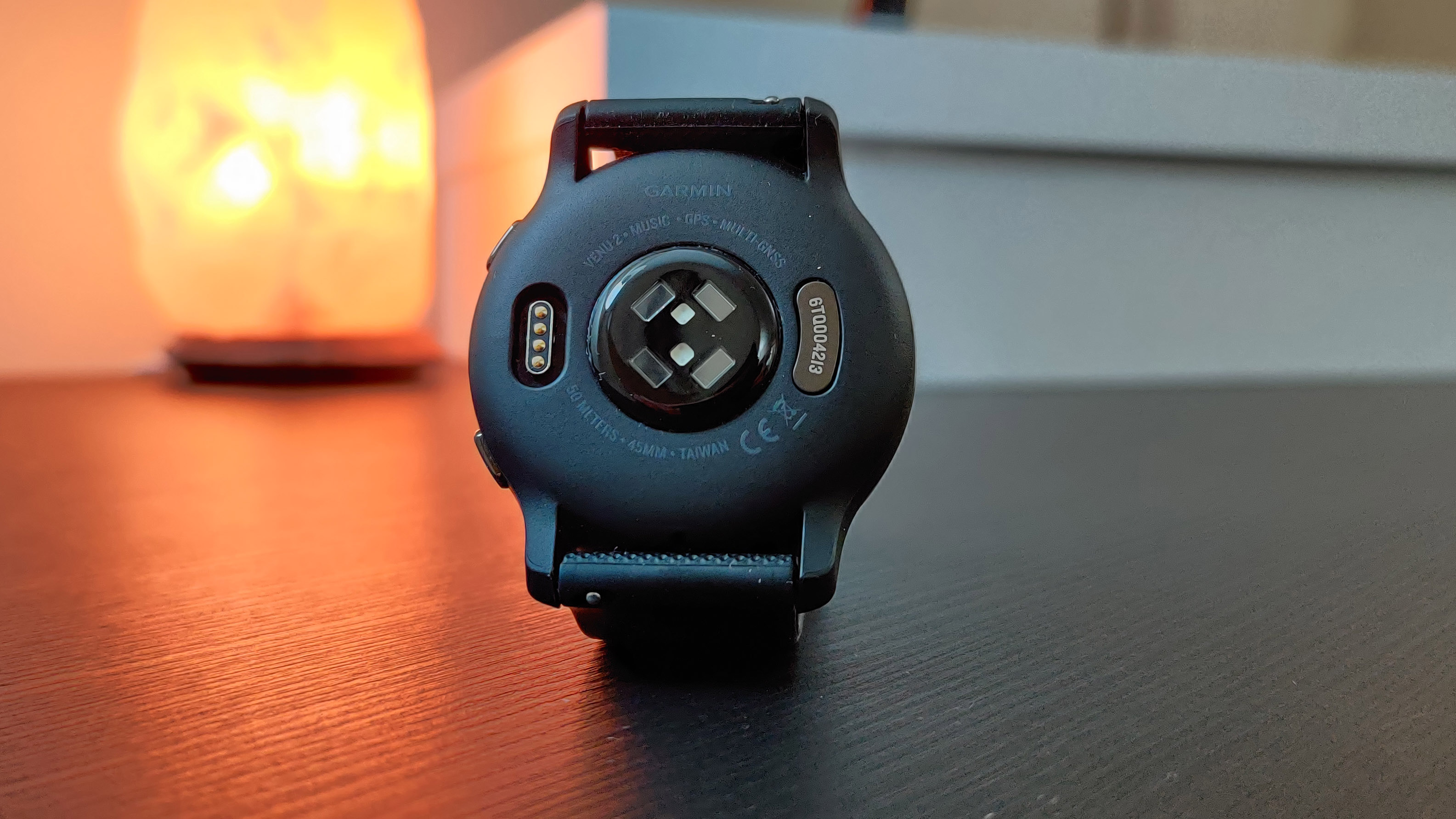 Вид сзади на Garmin Venu 2 с новым оптическим датчиком сердечного ритма Elevate v4.