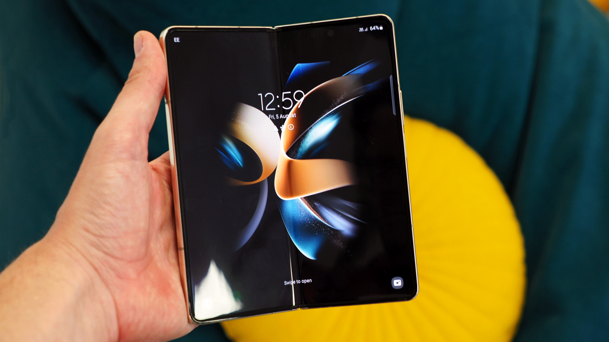 Складной телефон Samsung Galaxy Z Fold 4 в трех цветовых вариантах