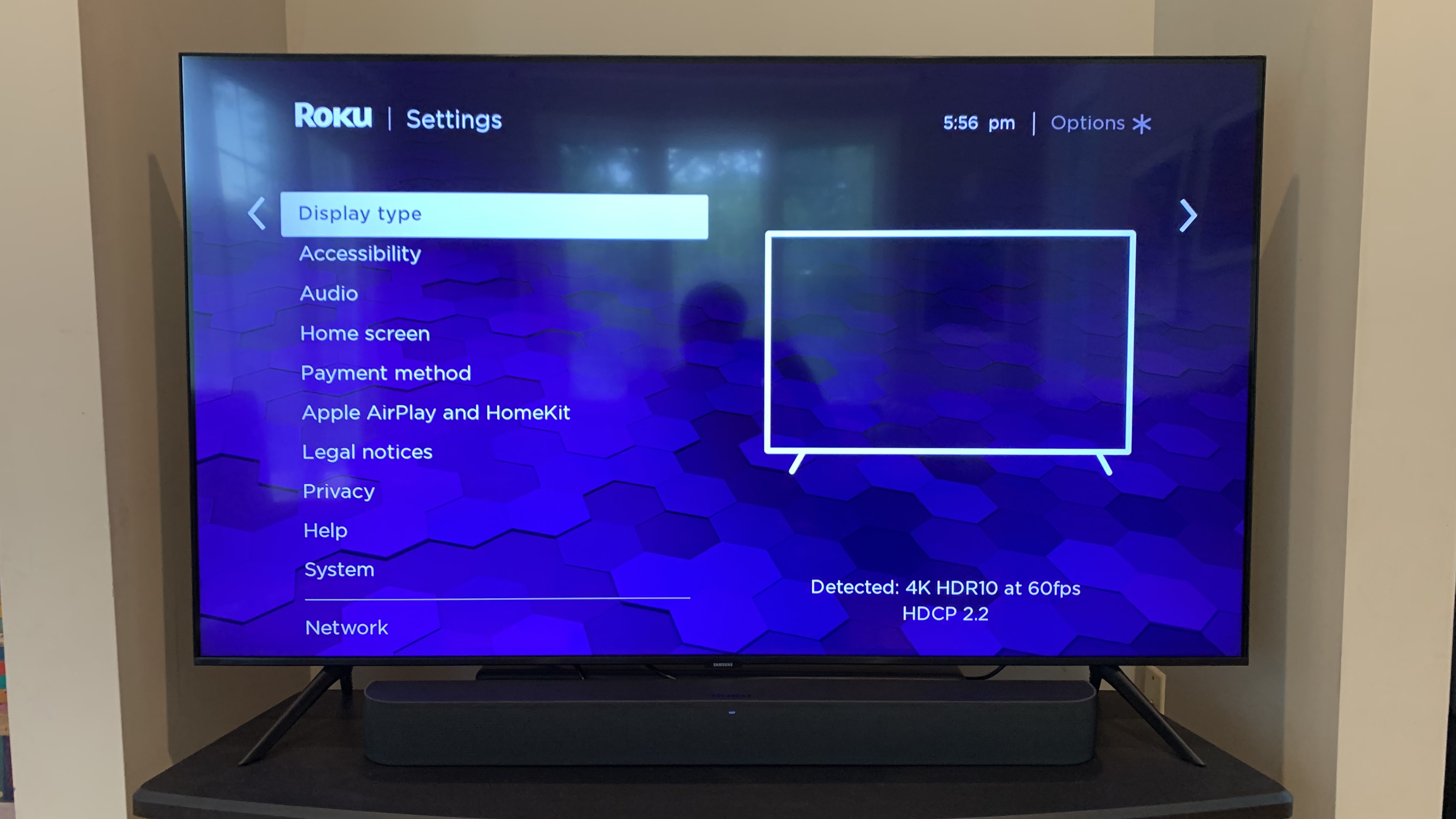 Экран настройки Roku Streambar Pro на телевизоре