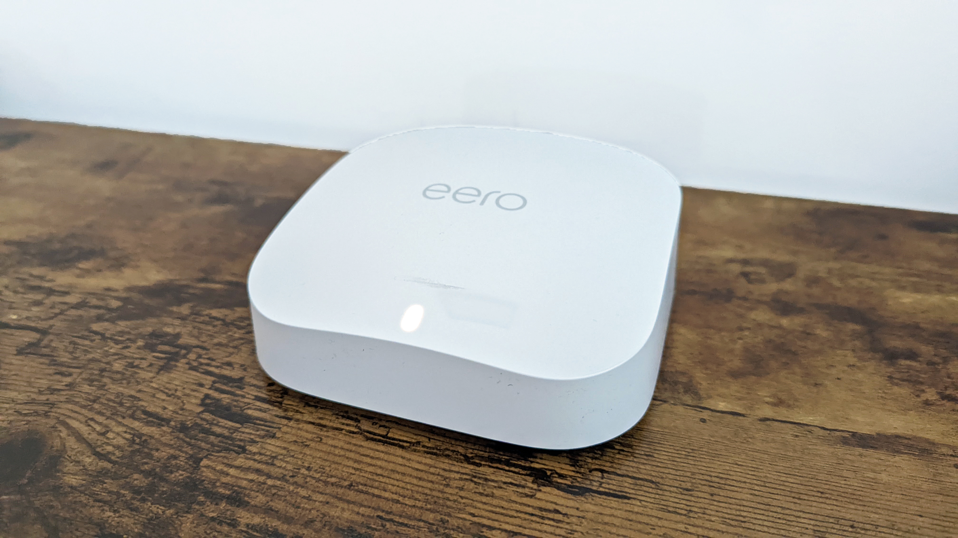 Обзор Amazon Eero Pro 6E: сетчатый Wi-Fi-маршрутизатор на деревянном столе