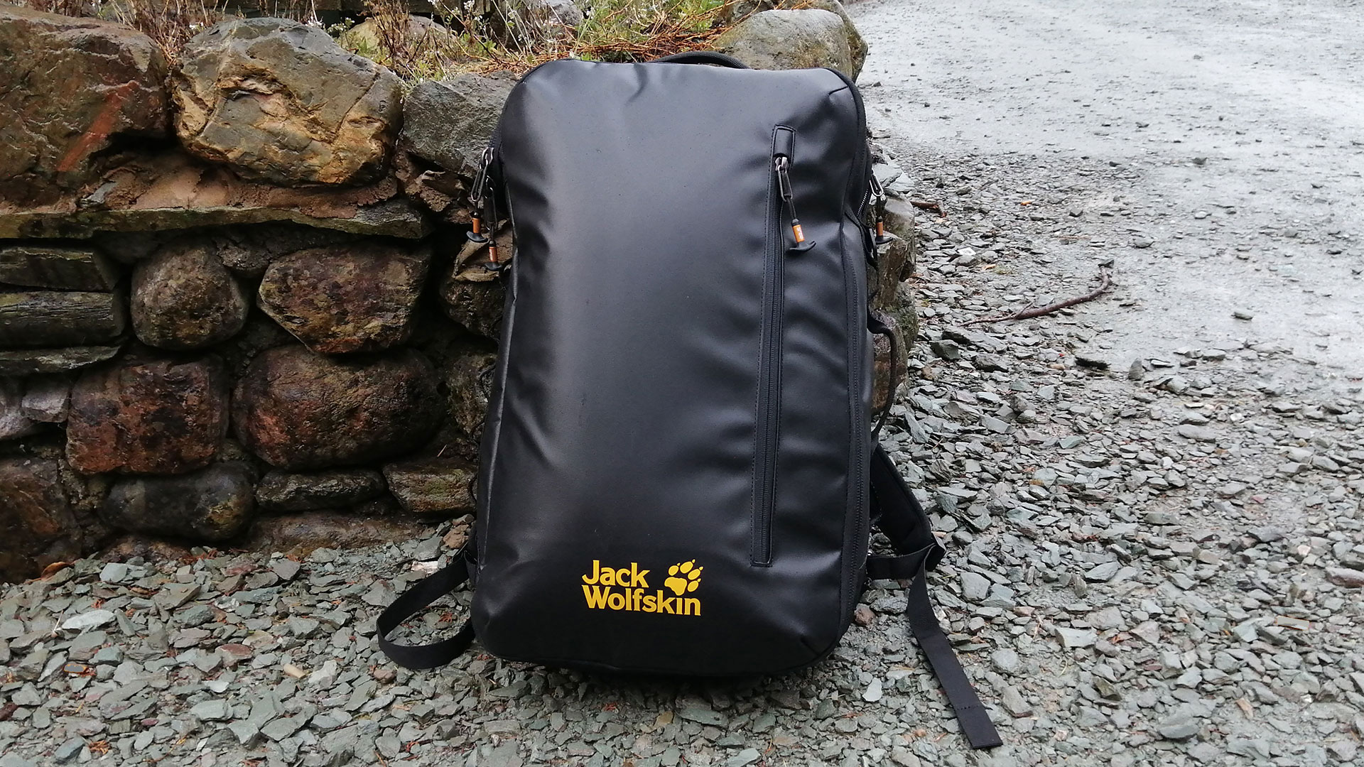 Jack Wolfskin Expedition Pack 42 на галечной земле, у каменной стены