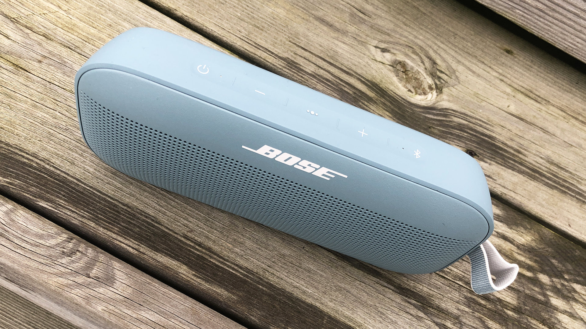 Bose SoundLink Flex на деревянной поверхности