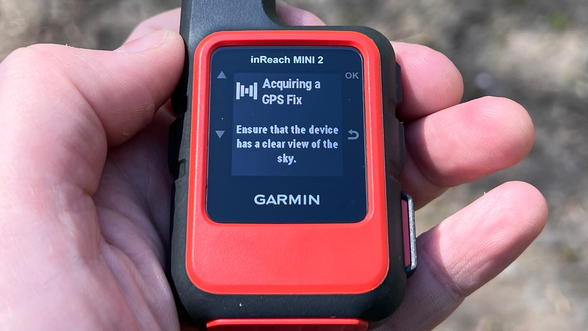 GPS-навигатор Garmin inReach Mini 2 для походов в чьей-то руке