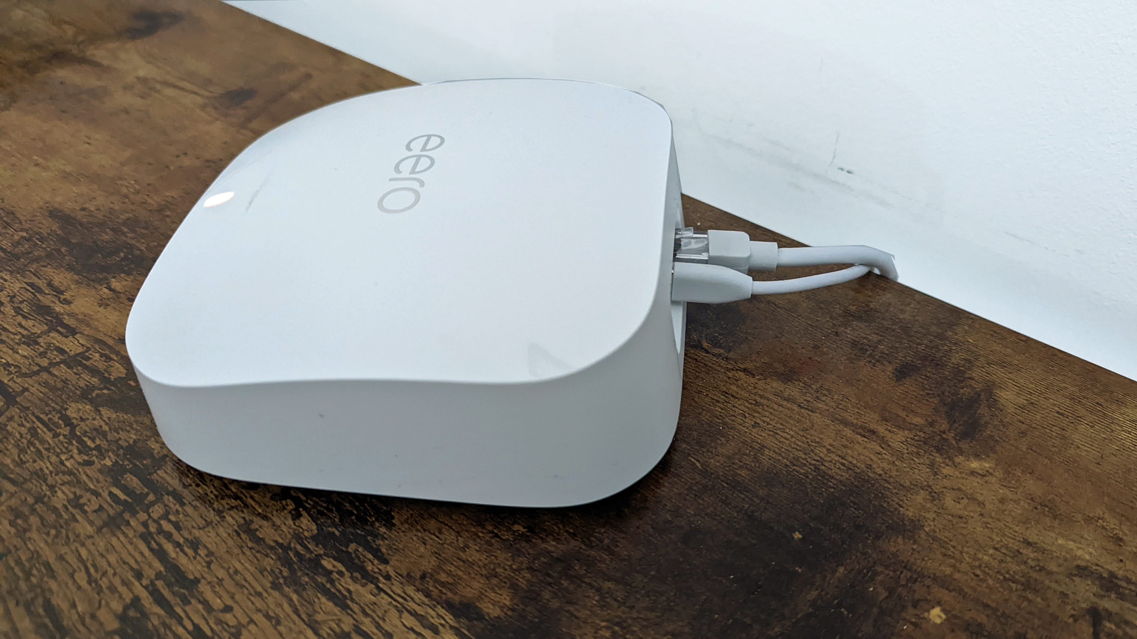 Обзор Amazon Eero Pro 6E: сетчатый wi-fi роутер с бокового ракурса с проводами