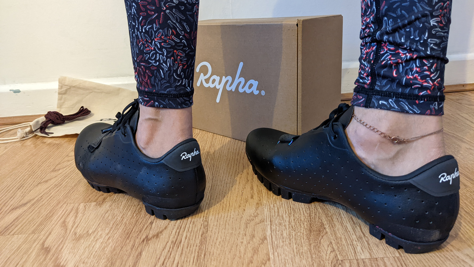 Автор обзора Rapha Explore Shoes в этих туфлях