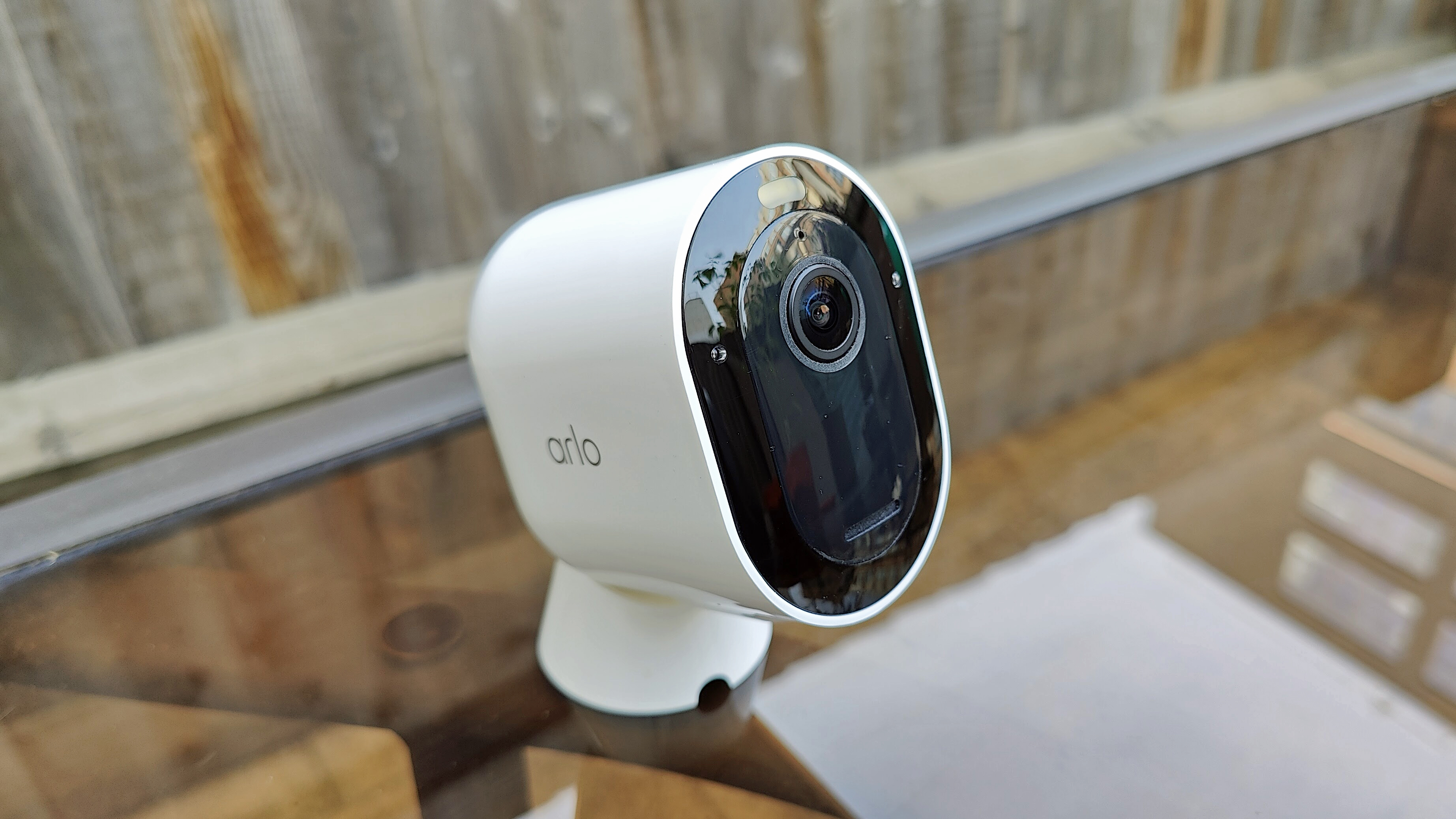 Обзор Arlo Pro 4: камера установлена ​​на улице под дождем