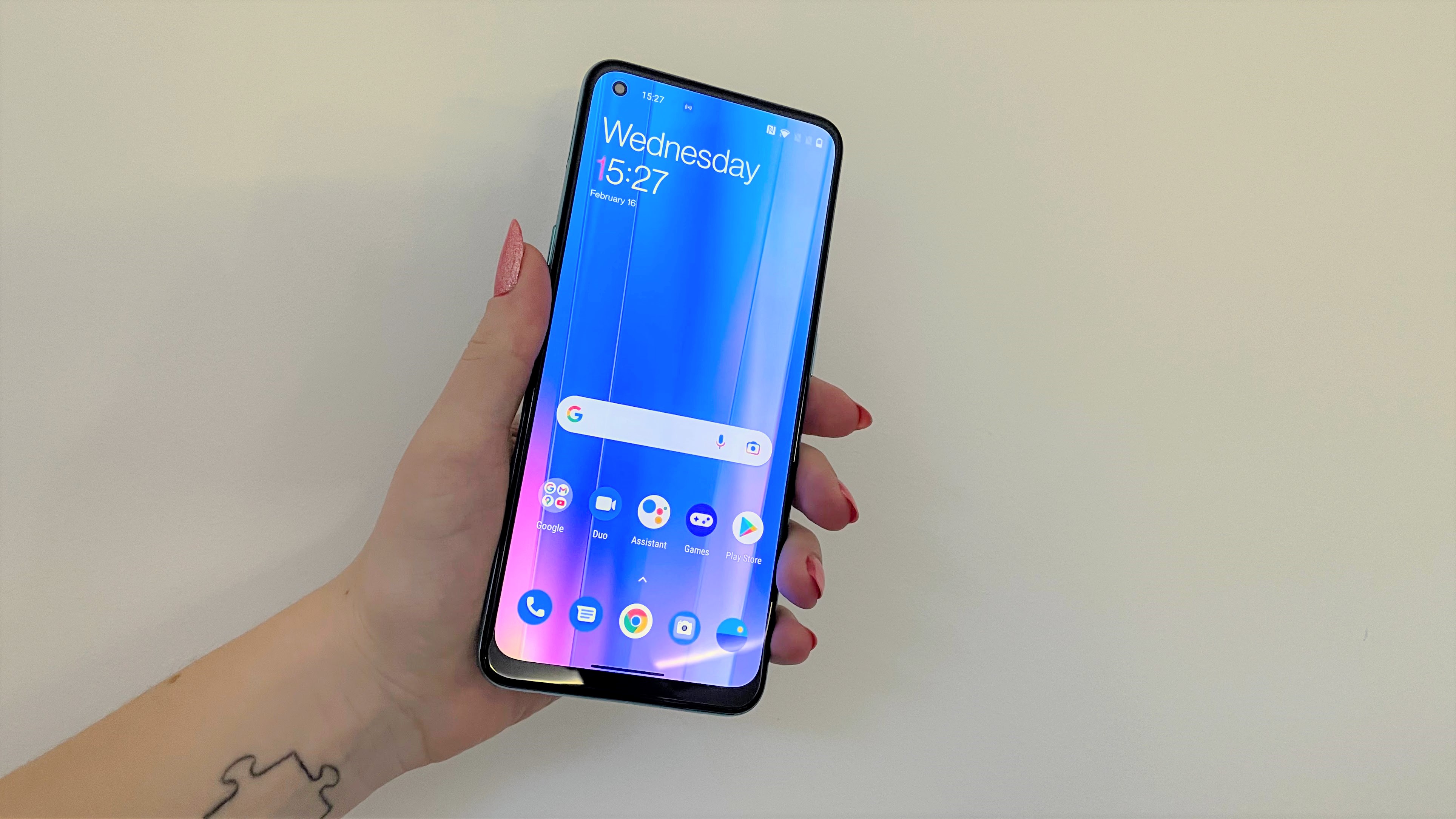 Обзор OnePlus Nord CE 2: экран телефона на фоне стены