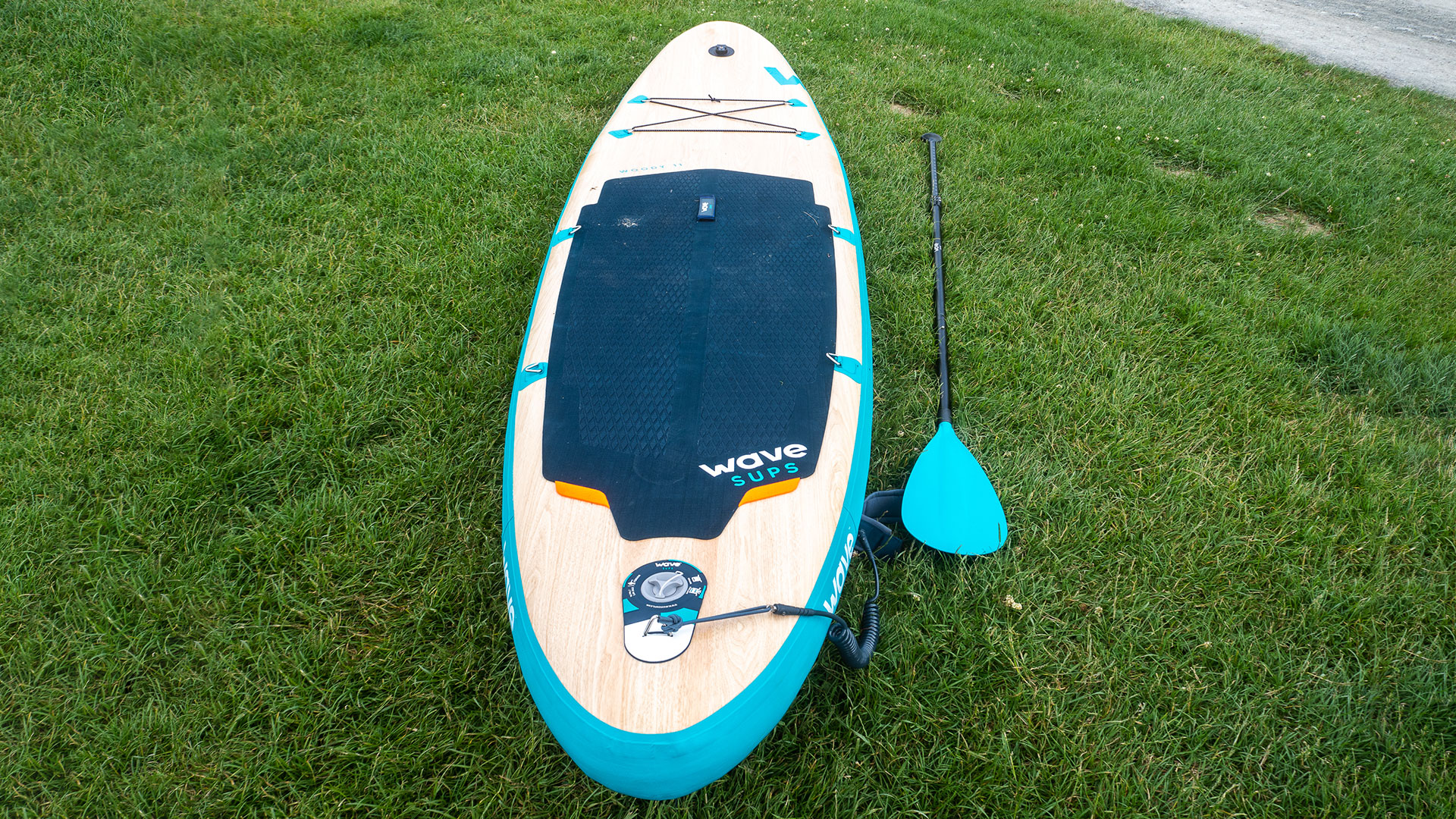 Wave Woody SUP на траве