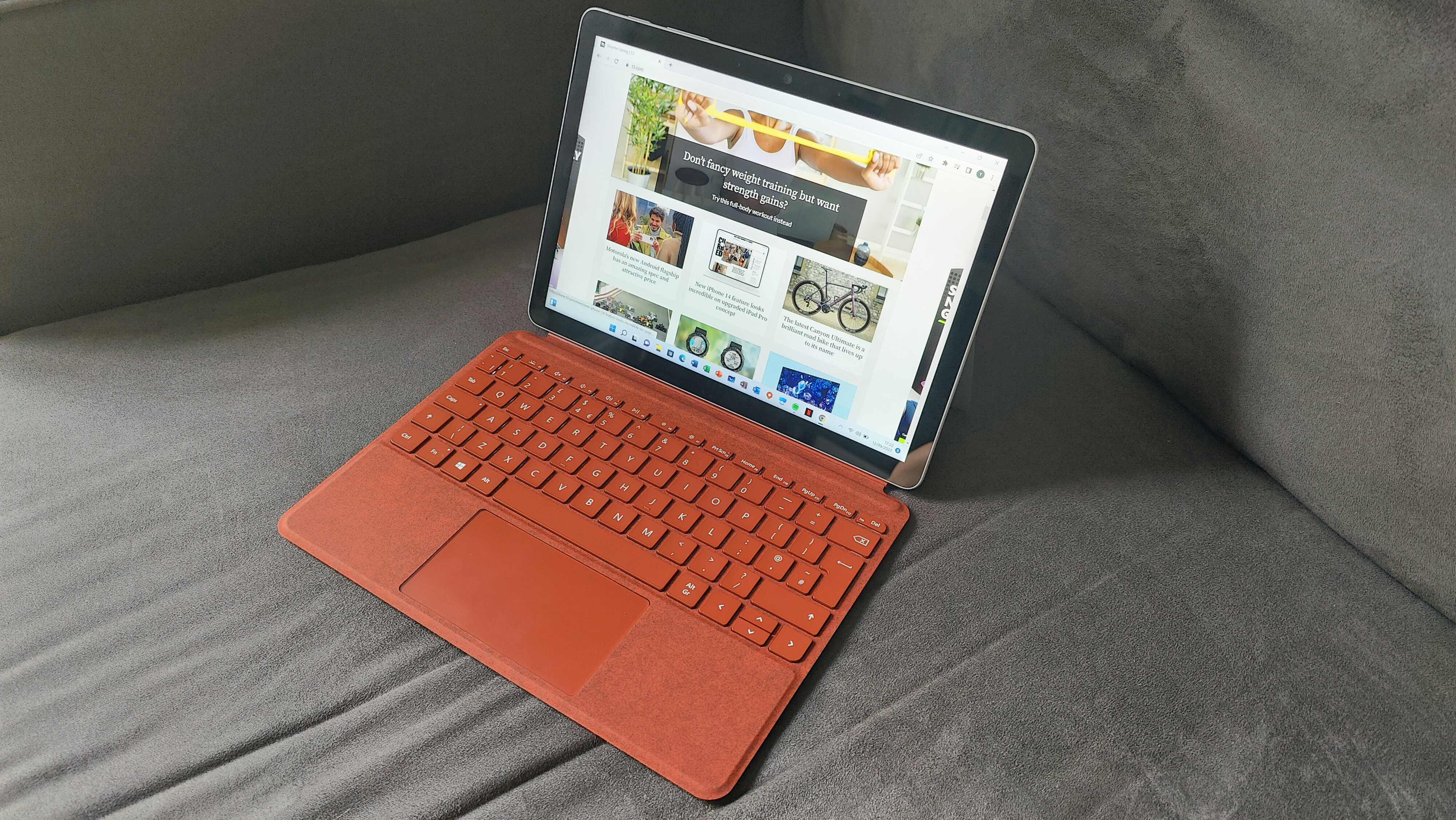 Обзор Microsoft Surface Go 3: планшет на столе