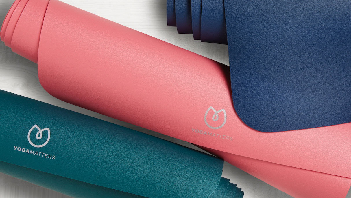 Женщина занимается йогой на Yogamatters Eco Flow Yoga Mat