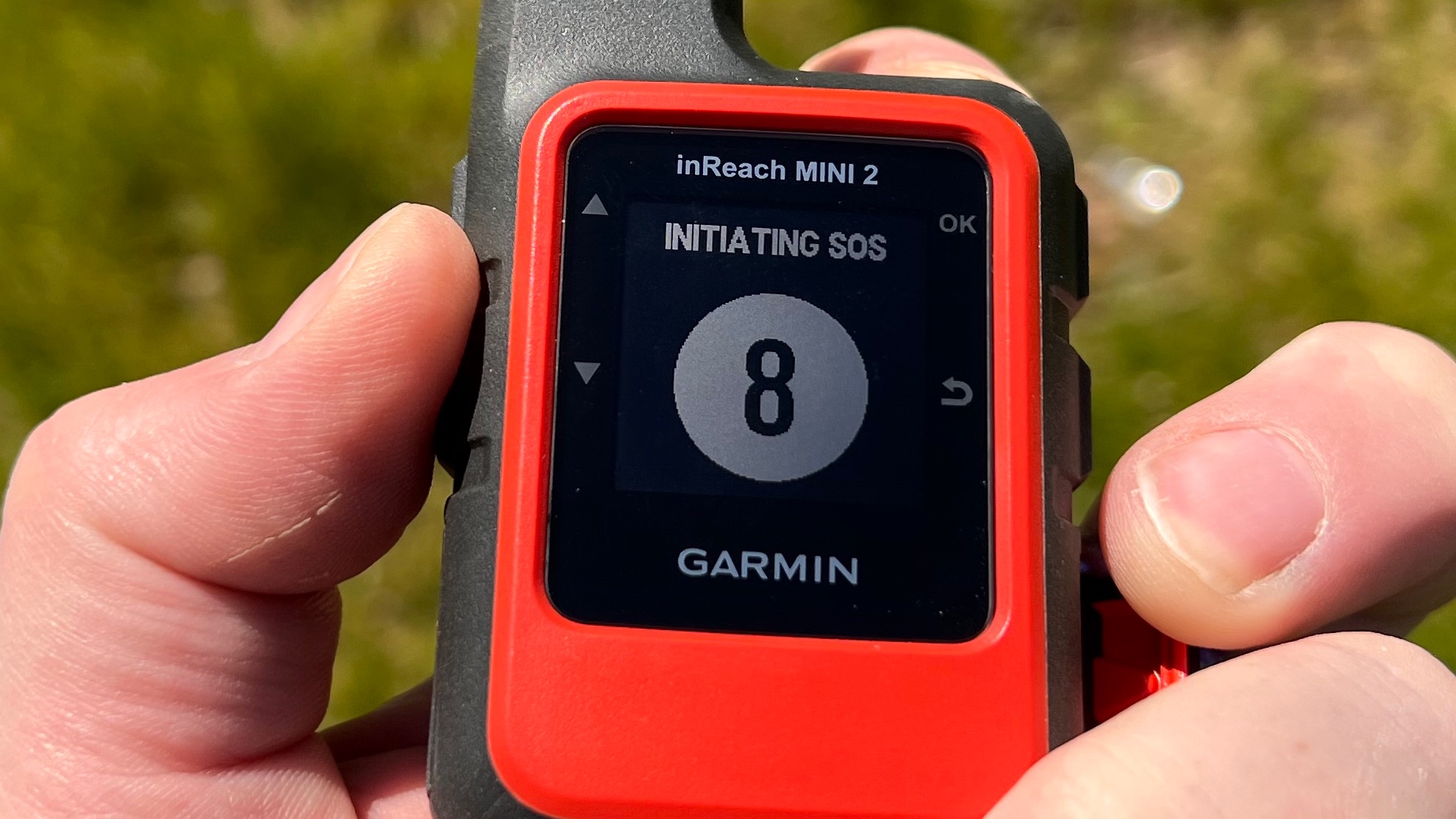 GPS-навигатор Garmin inReach Mini 2 для походов в чьей-то руке