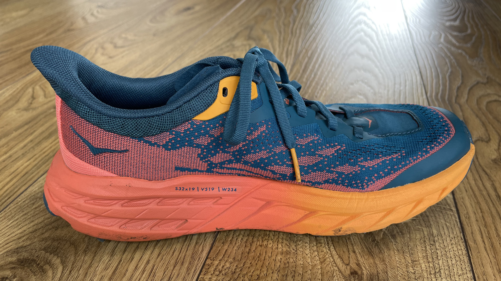 Hoka Speedgoat 5 вид профиля