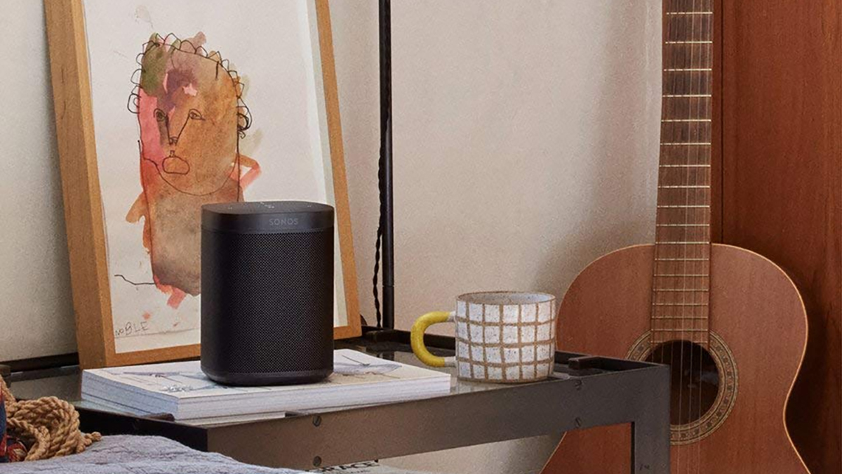 Sonos One на полке