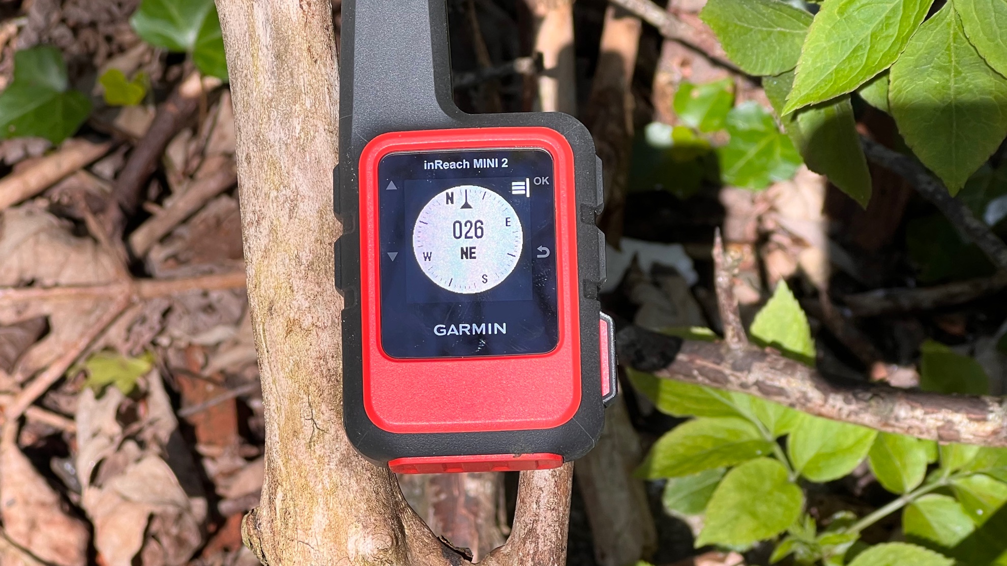 GPS-навигатор Garmin inReach Mini 2 для походов в чьей-то руке