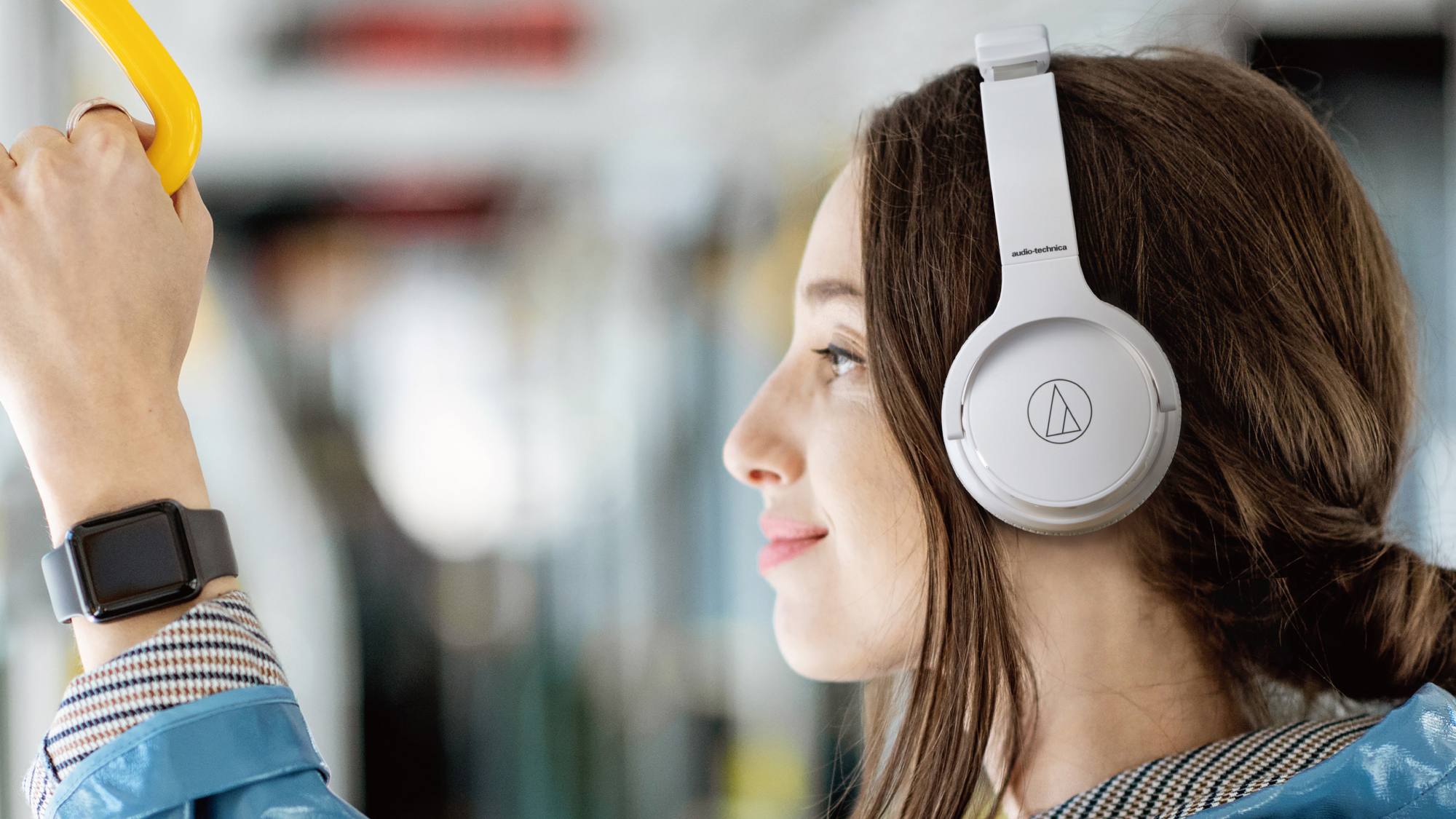 Audio-Technica ATH-S220BT, которую носила женщина в поезде