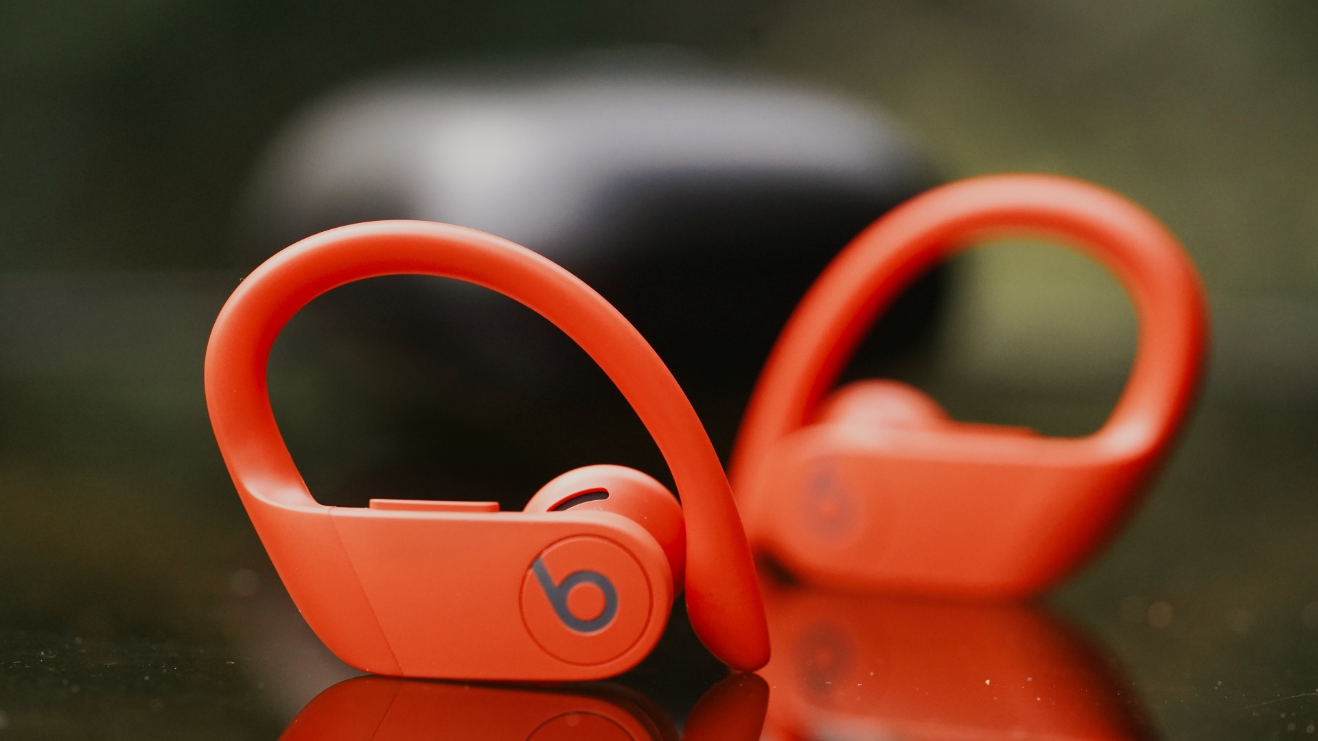 Обзор Beats Powerbeats Pro: на фото здесь детальный снимок беспроводных наушников