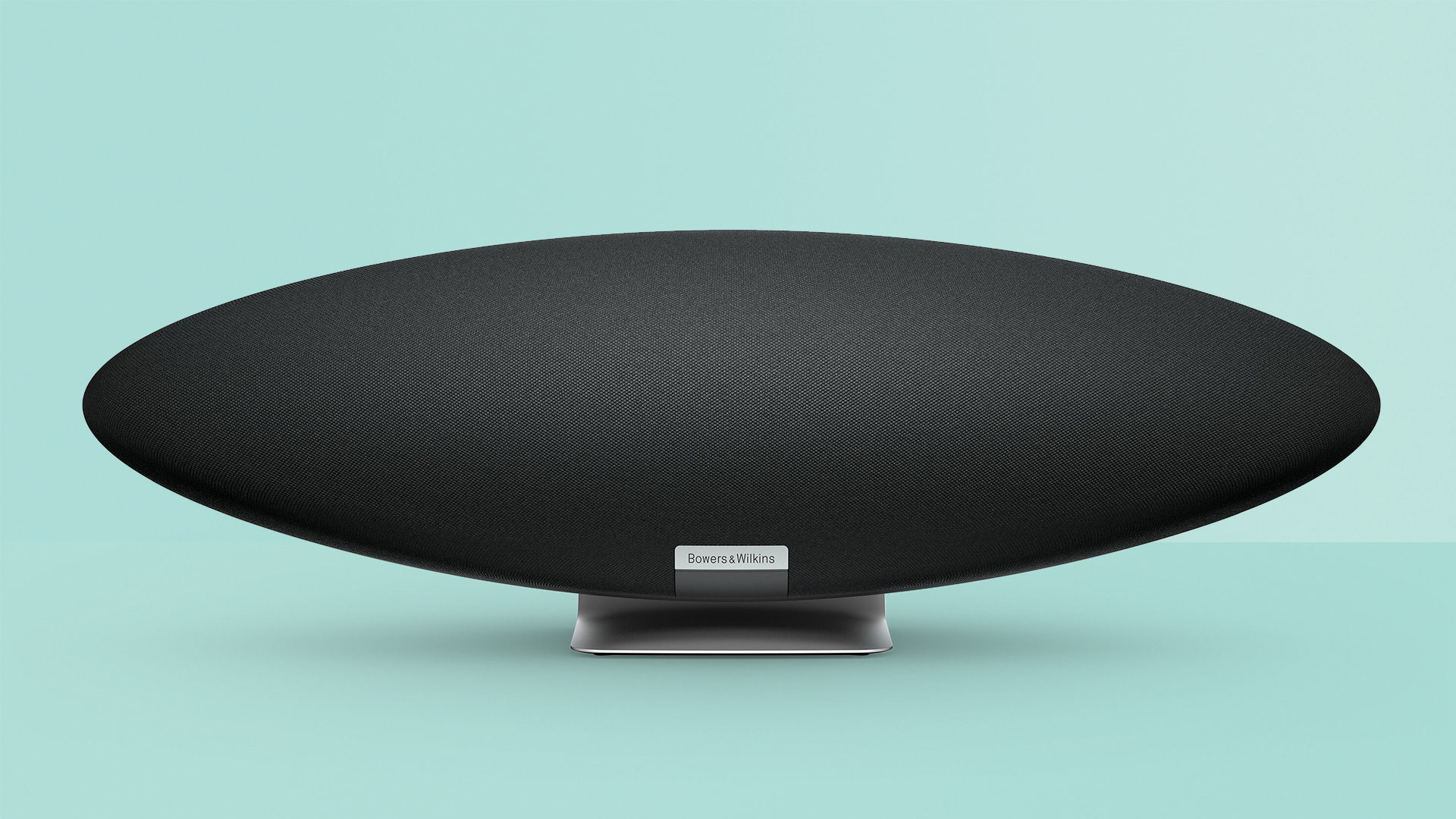 Bowers & Wilkins Zeppelin в черном цвете на зеленом фоне