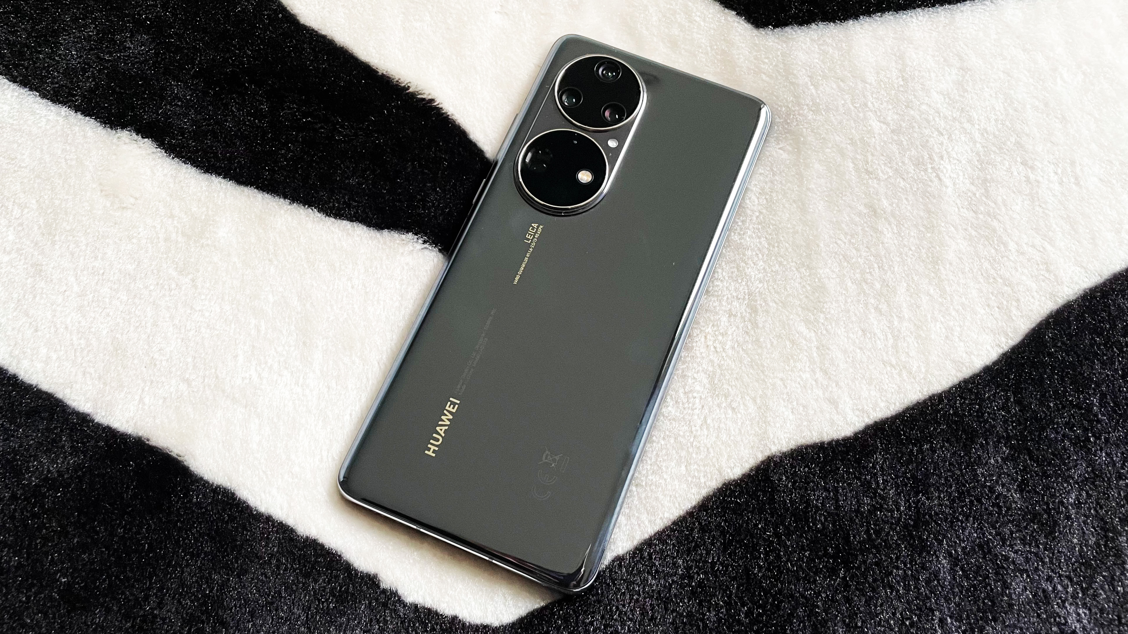 Обзор Huawei P50 Pro: телефон лежит лицом вниз на одеяле