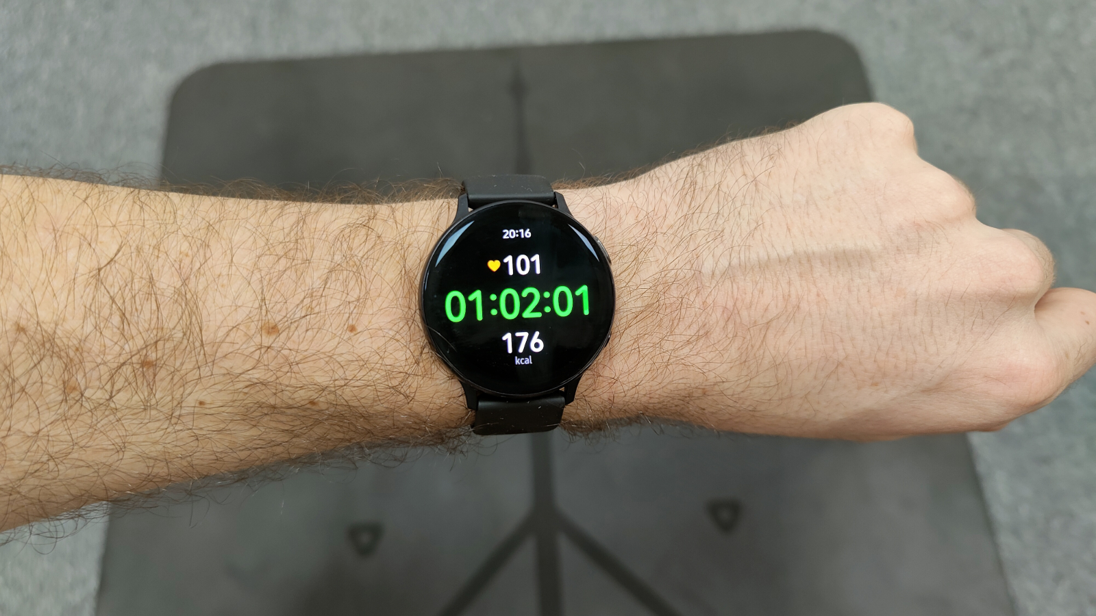 Обзор Samsung Galaxy Watch Active 2: часы на запястье сфотографированы над силовой скамьей