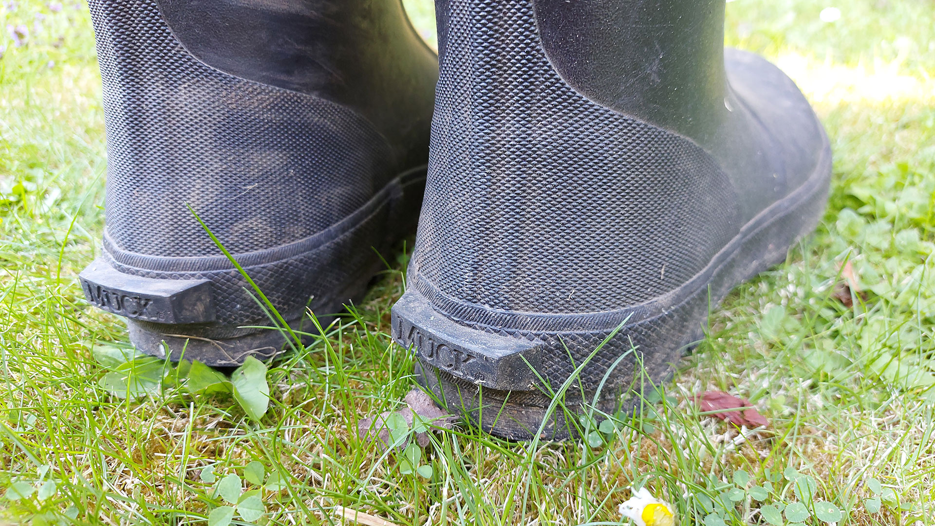 Mudder Tall, компания Muck Boot Company, на траве