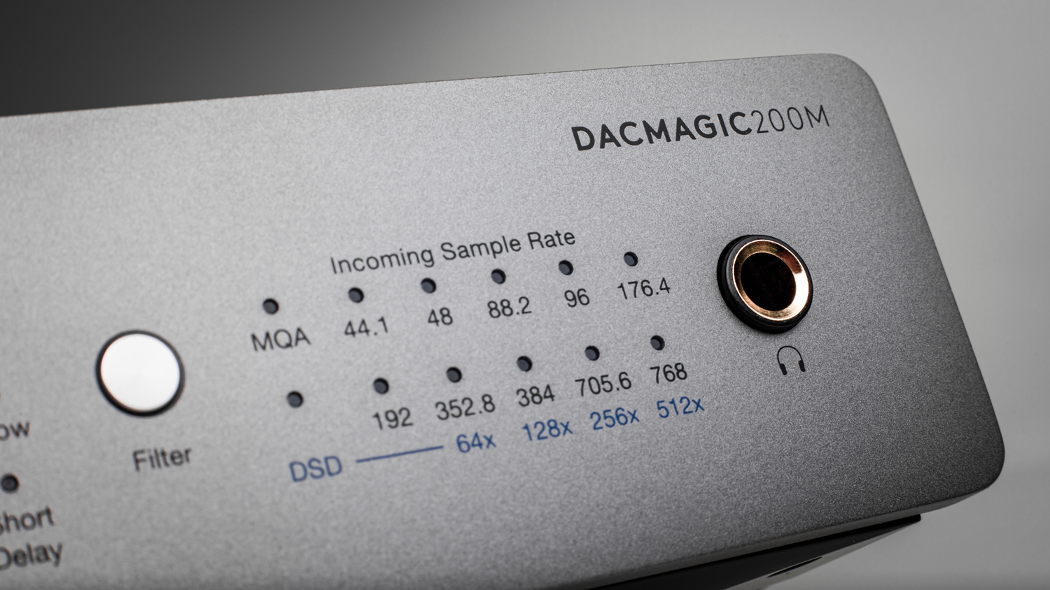 Cambridge Audio DACMagic 200M: крупный план различных световых индикаторов, показывающих, какие форматы работают, с разъемом для наушников рядом с ними.