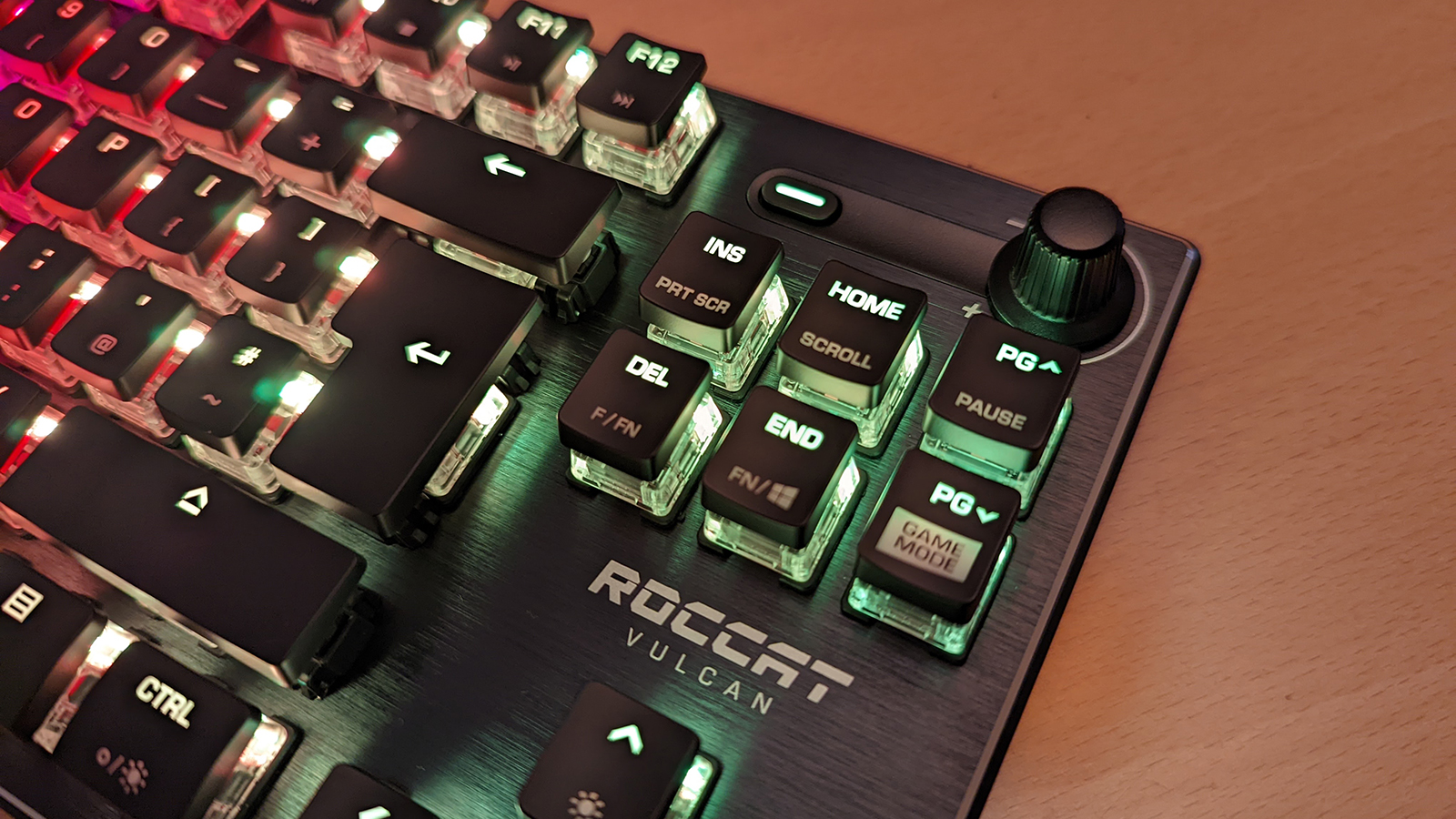 Игровая клавиатура Roccat Vulcan TKL крупным планом на элементах управления