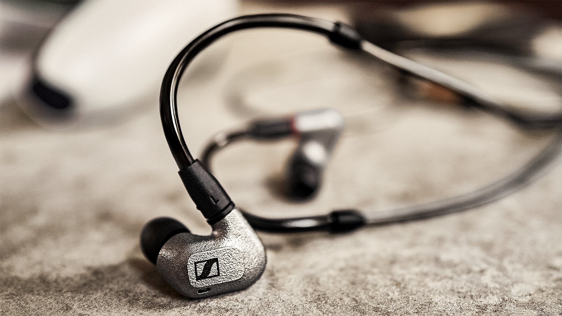 Sennheiser IE600 сидит на ковре