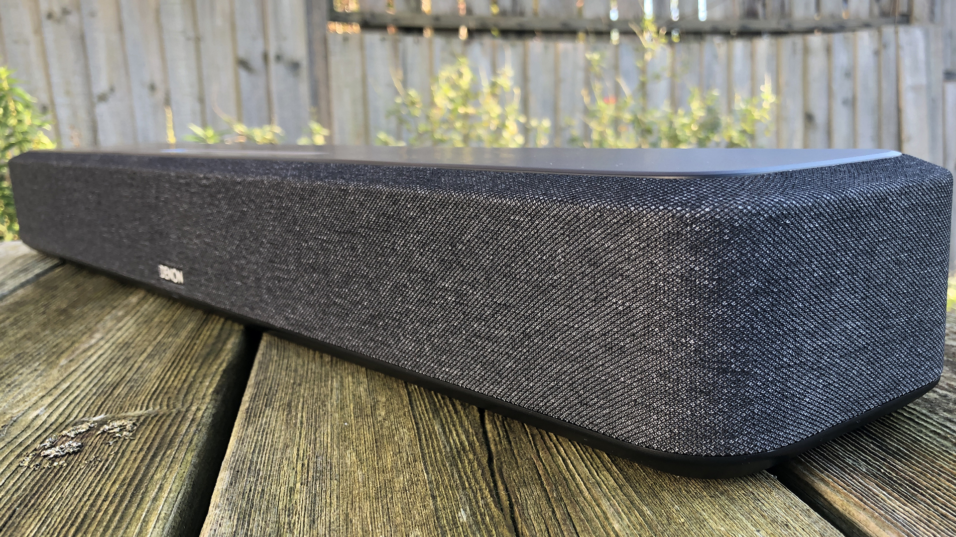 Denon Home Sound Bar 550 на деревянной поверхности